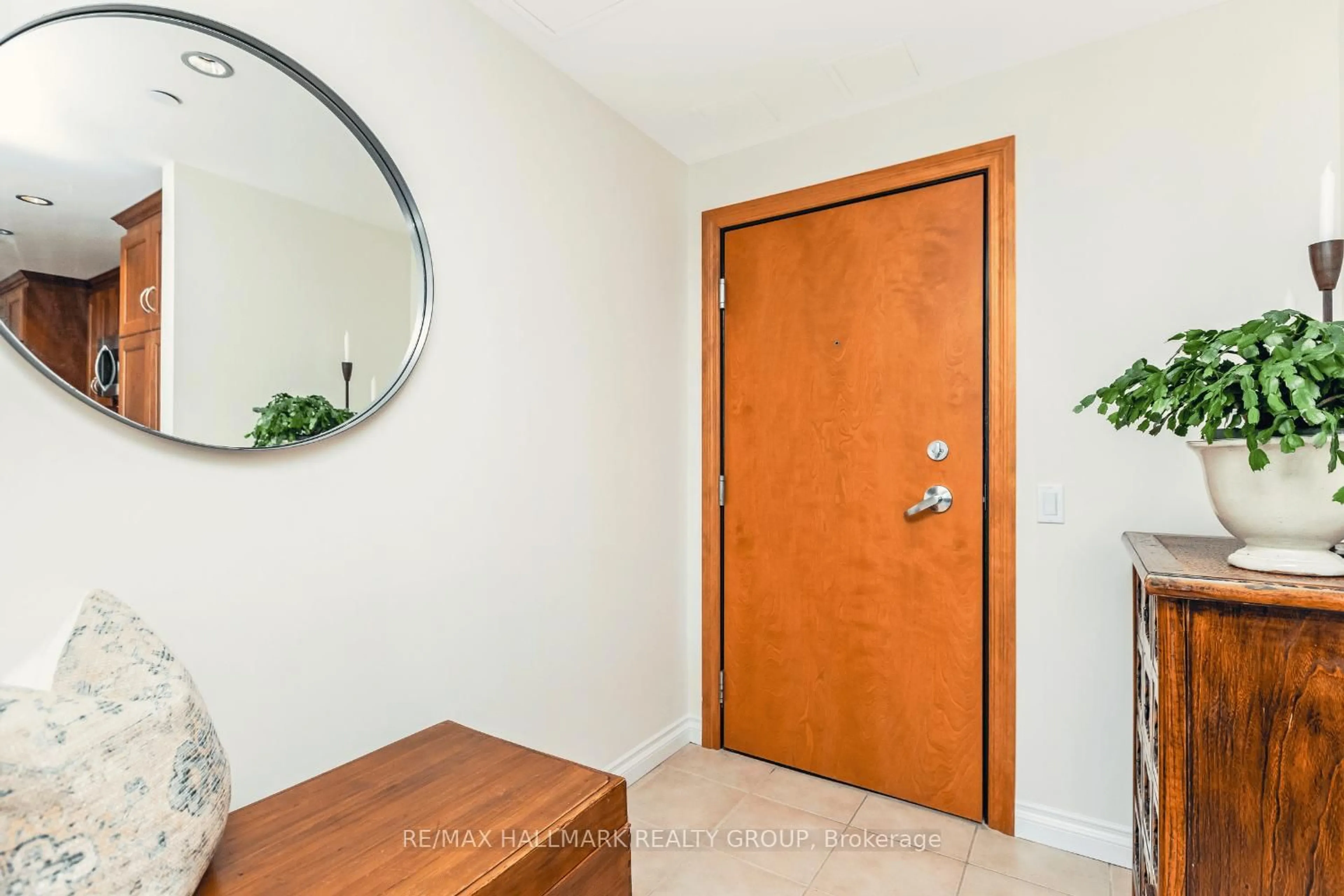 Indoor entryway for 90 George St #1404, Ottawa Ontario K1N 0A8