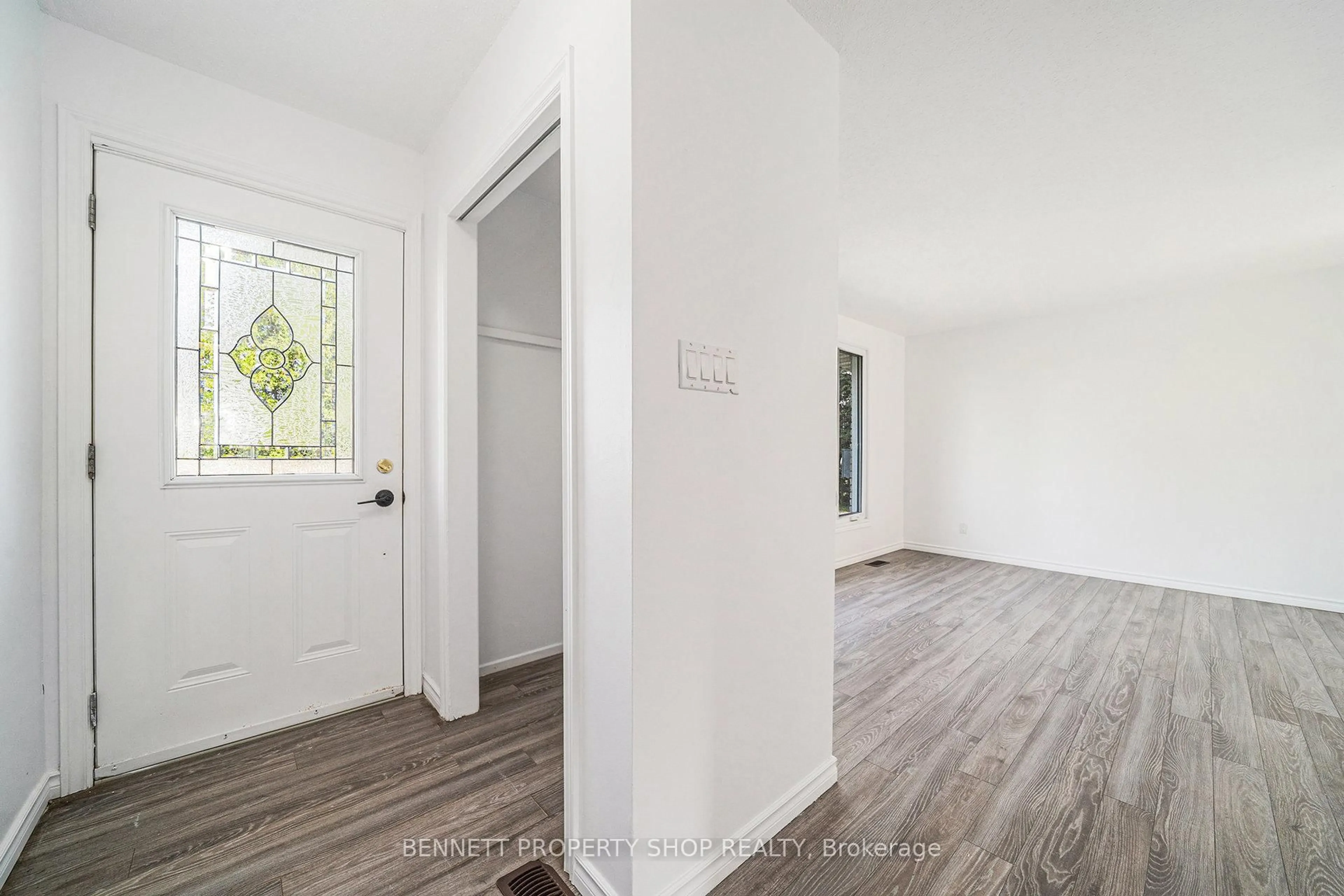 Indoor entryway for 3316 Gregoire Rd, Russell Ontario K4R 1E5