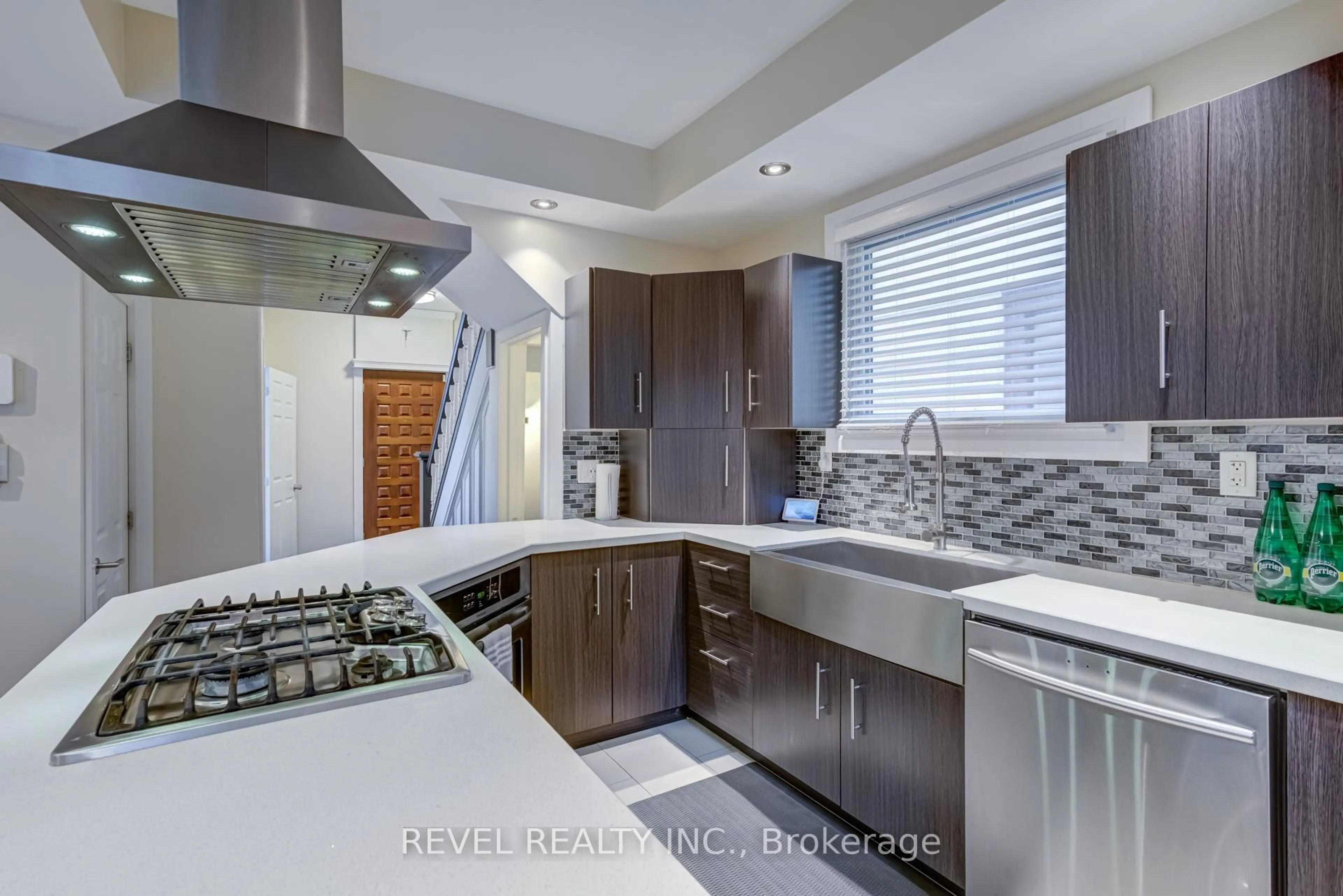 Open concept kitchen, ceramic/tile floor for 140 Sanford Ave, Hamilton Ontario L8L 5Z5