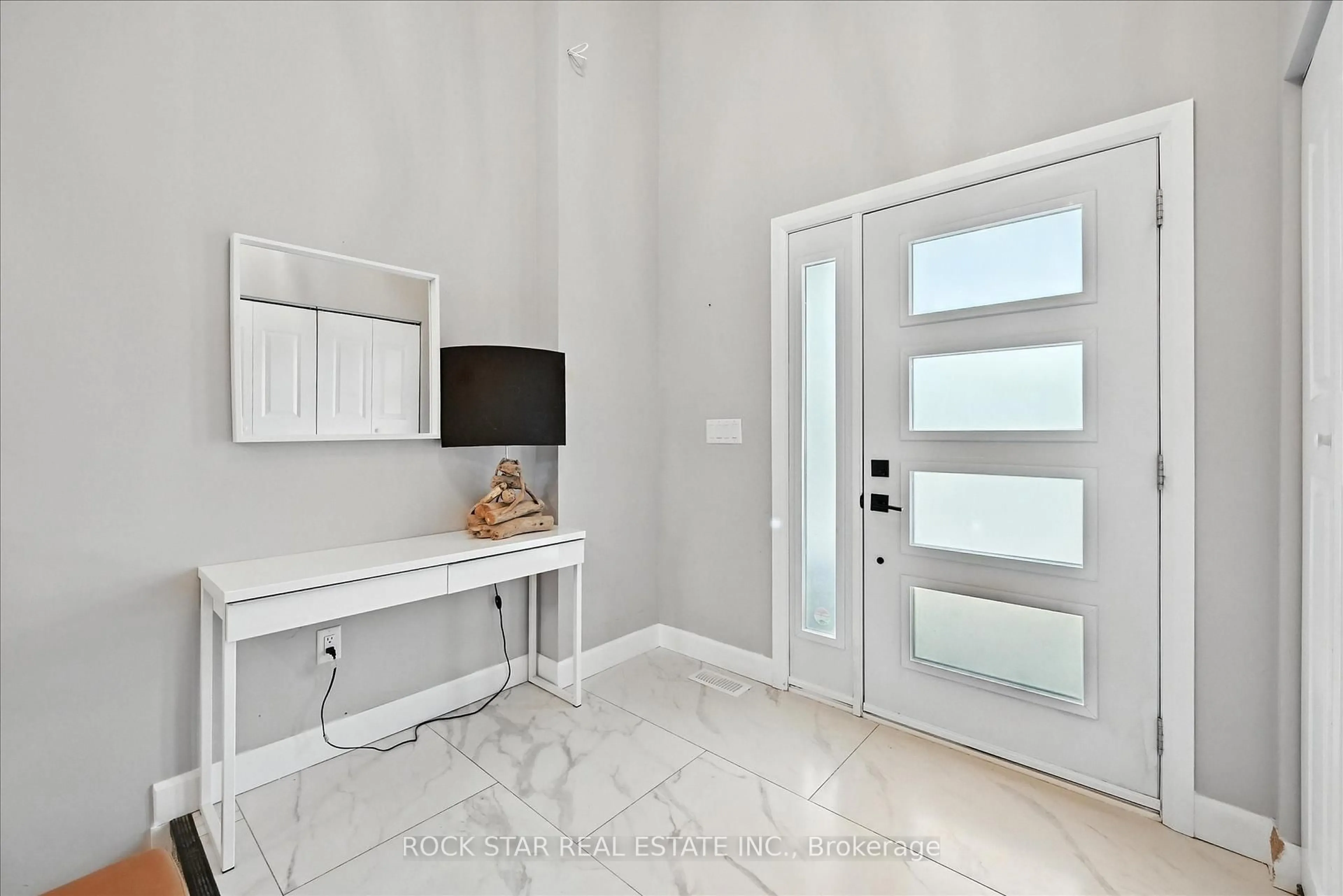 Indoor entryway for 27 Blackburn Lane, Hamilton Ontario L0R 1W0