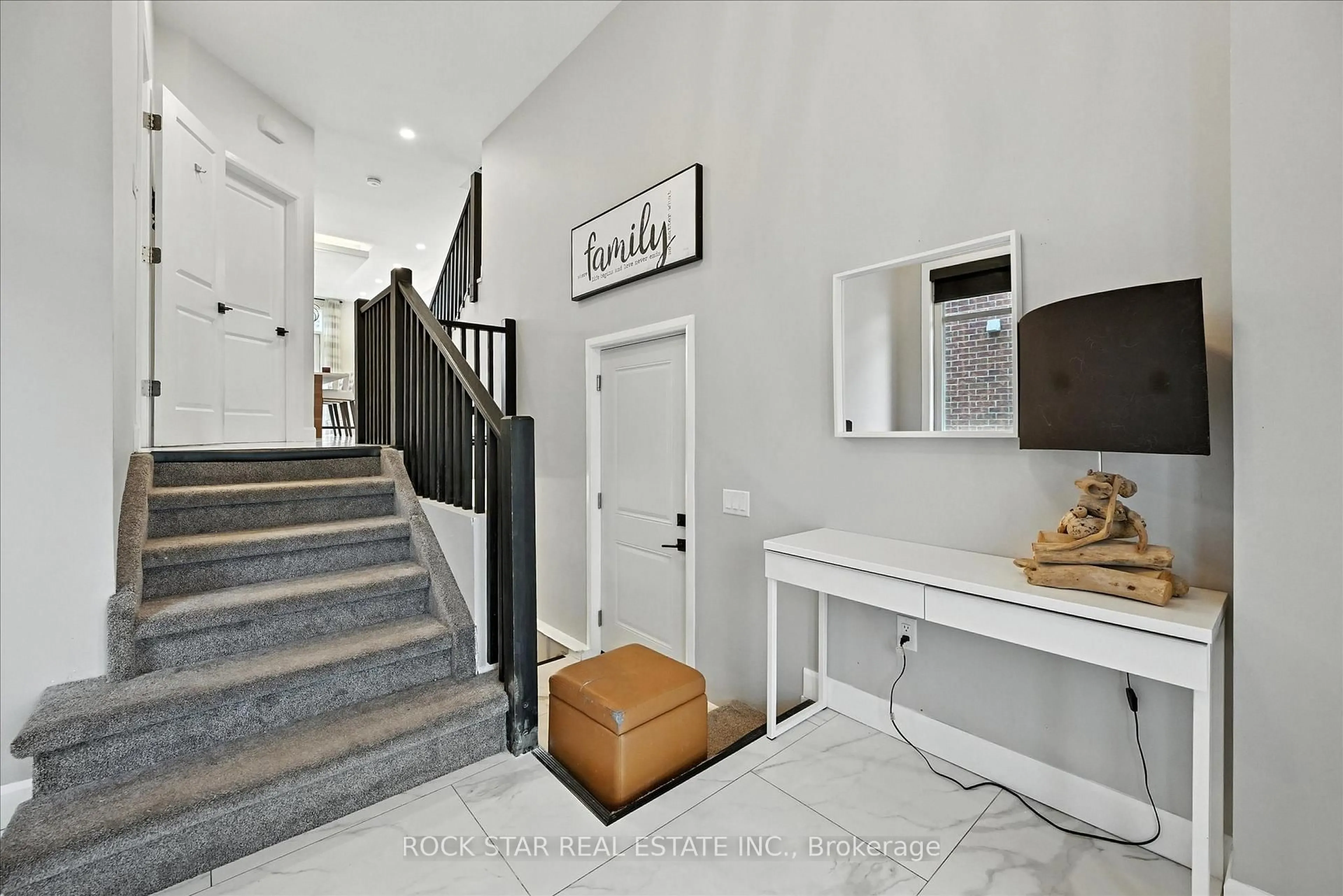 Indoor entryway for 27 Blackburn Lane, Hamilton Ontario L0R 1W0