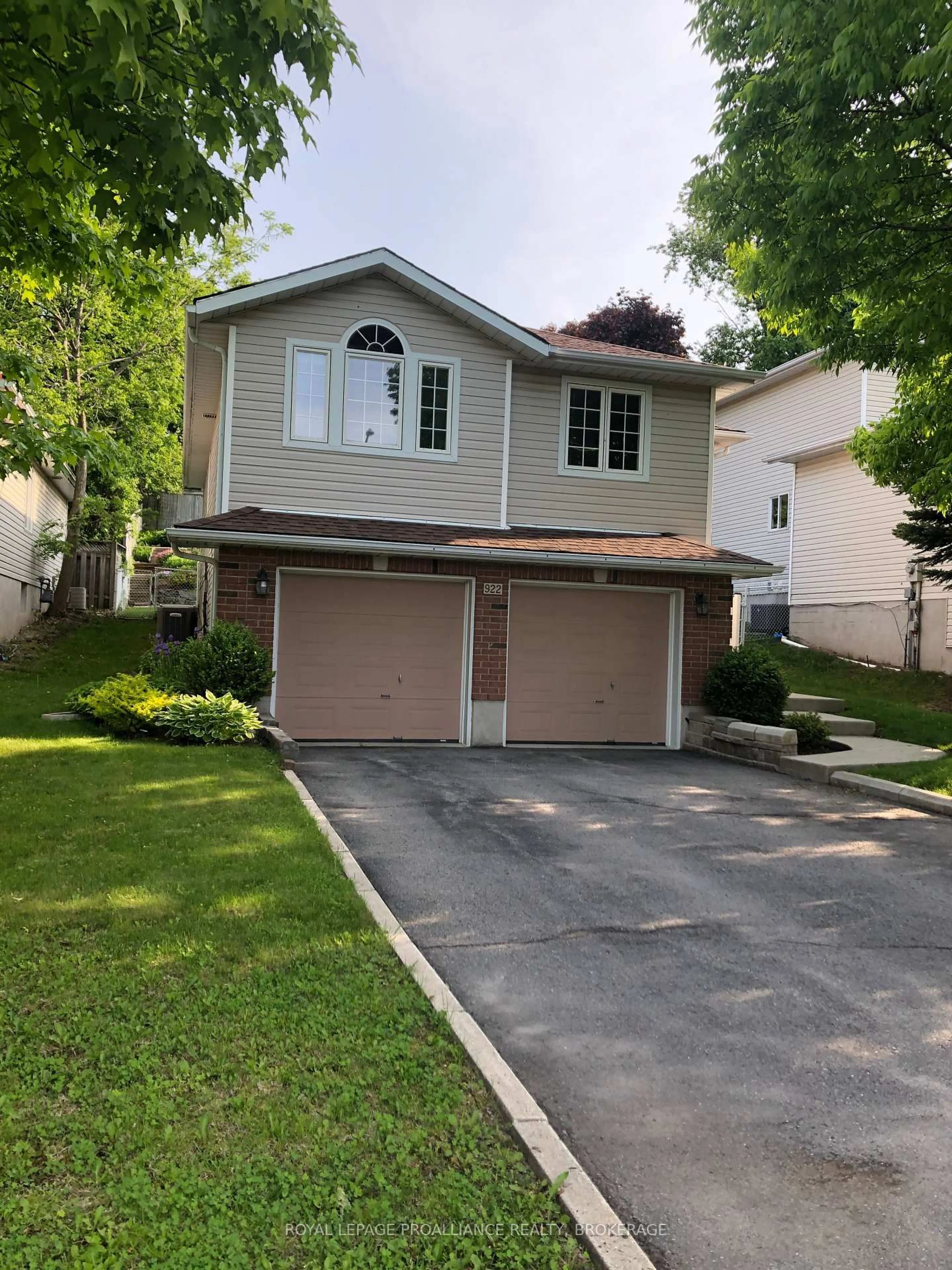 Home with vinyl exterior material, street for 922 Lombardy St, Kingston Ontario K7M 9C2