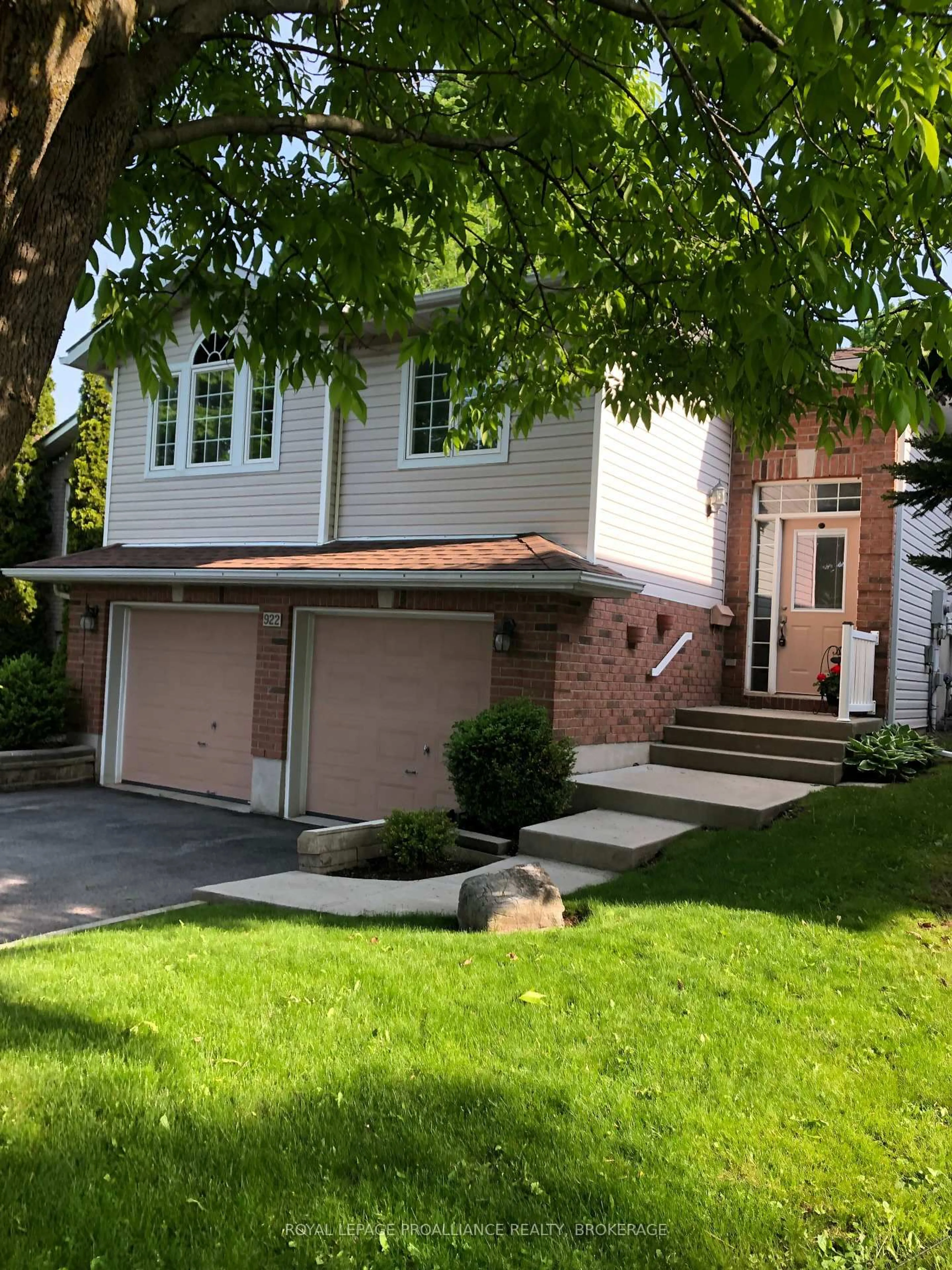 Home with vinyl exterior material, street for 922 Lombardy St, Kingston Ontario K7M 9C2