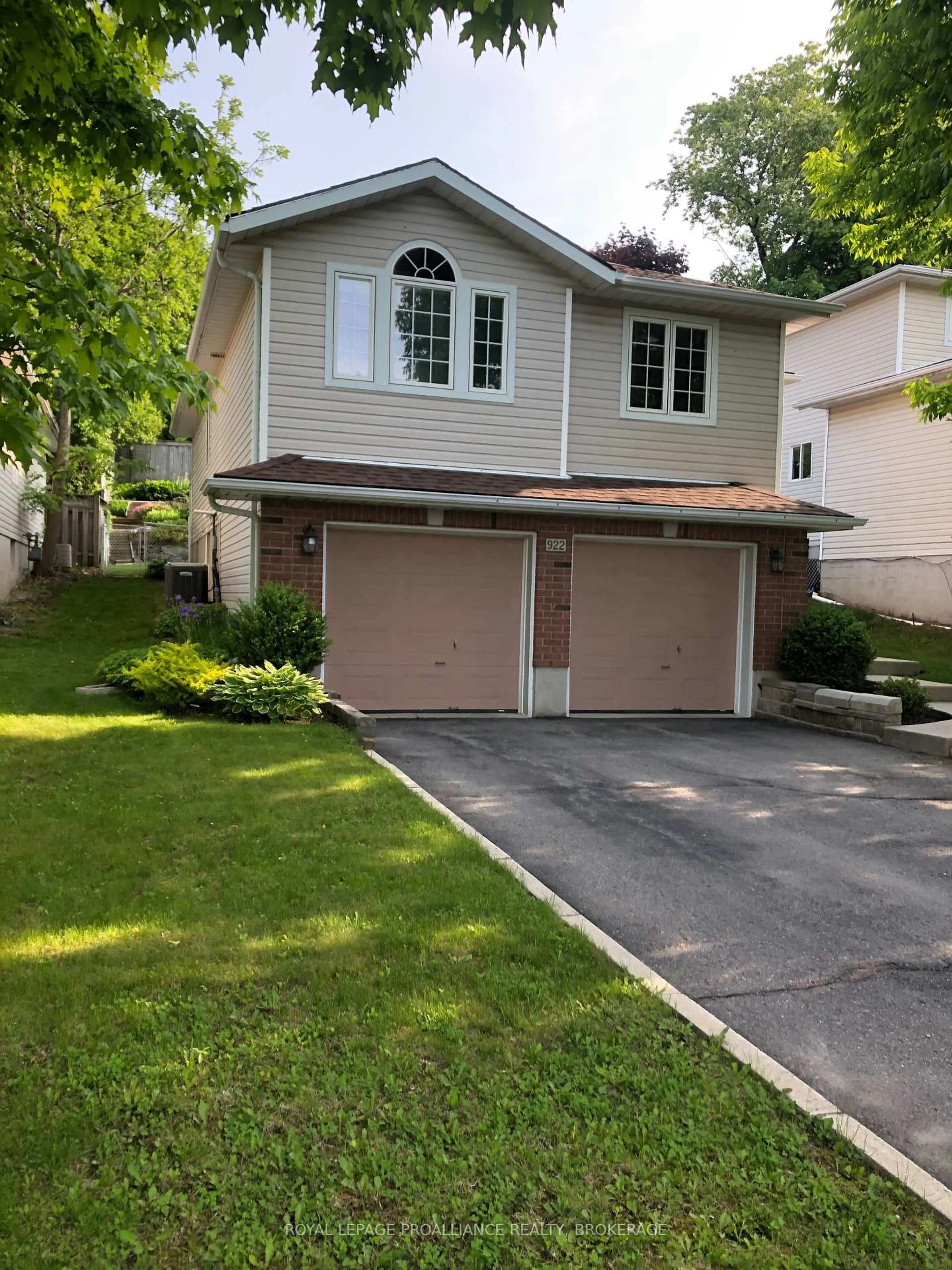 Home with vinyl exterior material, street for 922 Lombardy St, Kingston Ontario K7M 9C2
