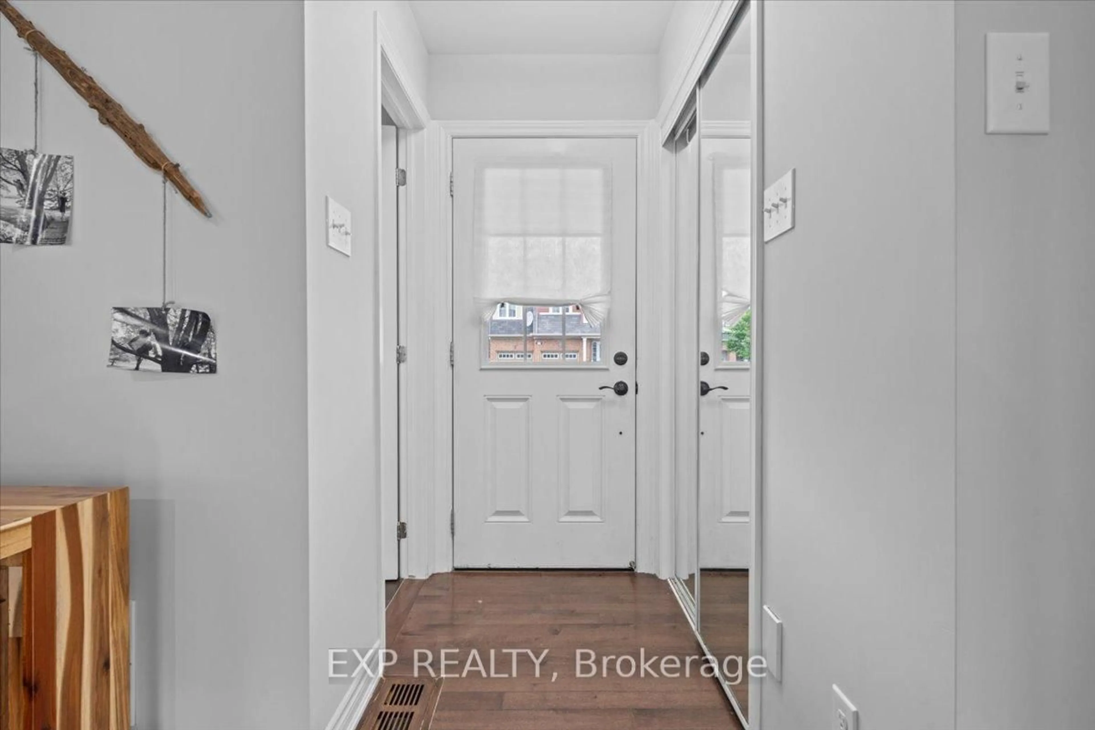 Indoor entryway for 321 Summer Sky St, Ottawa Ontario K4A 0V3