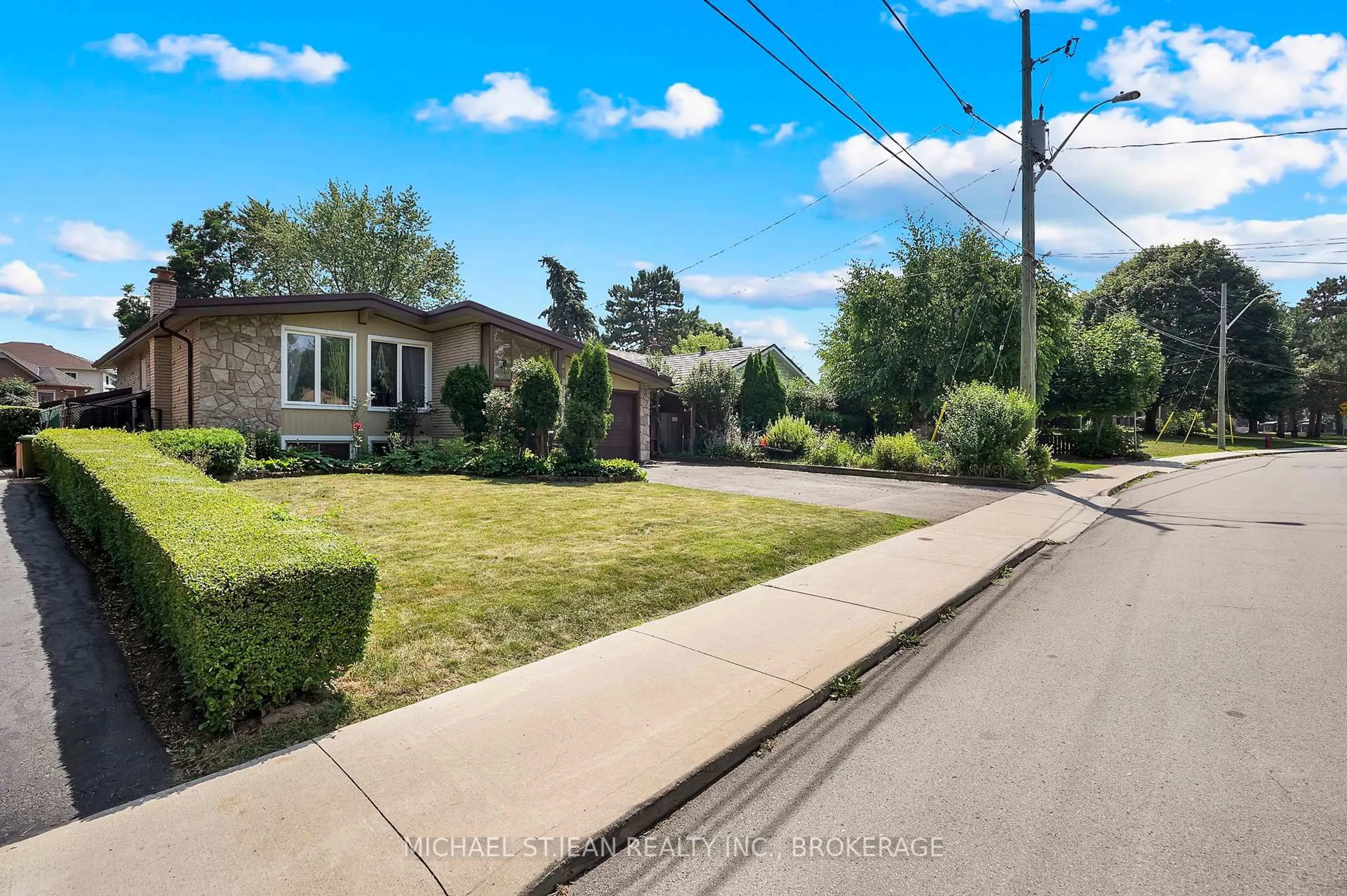 A pic from outside/outdoor area/front of a property/back of a property/a pic from drone, street for 35 Karen Cres, Hamilton Ontario L9C 5M5