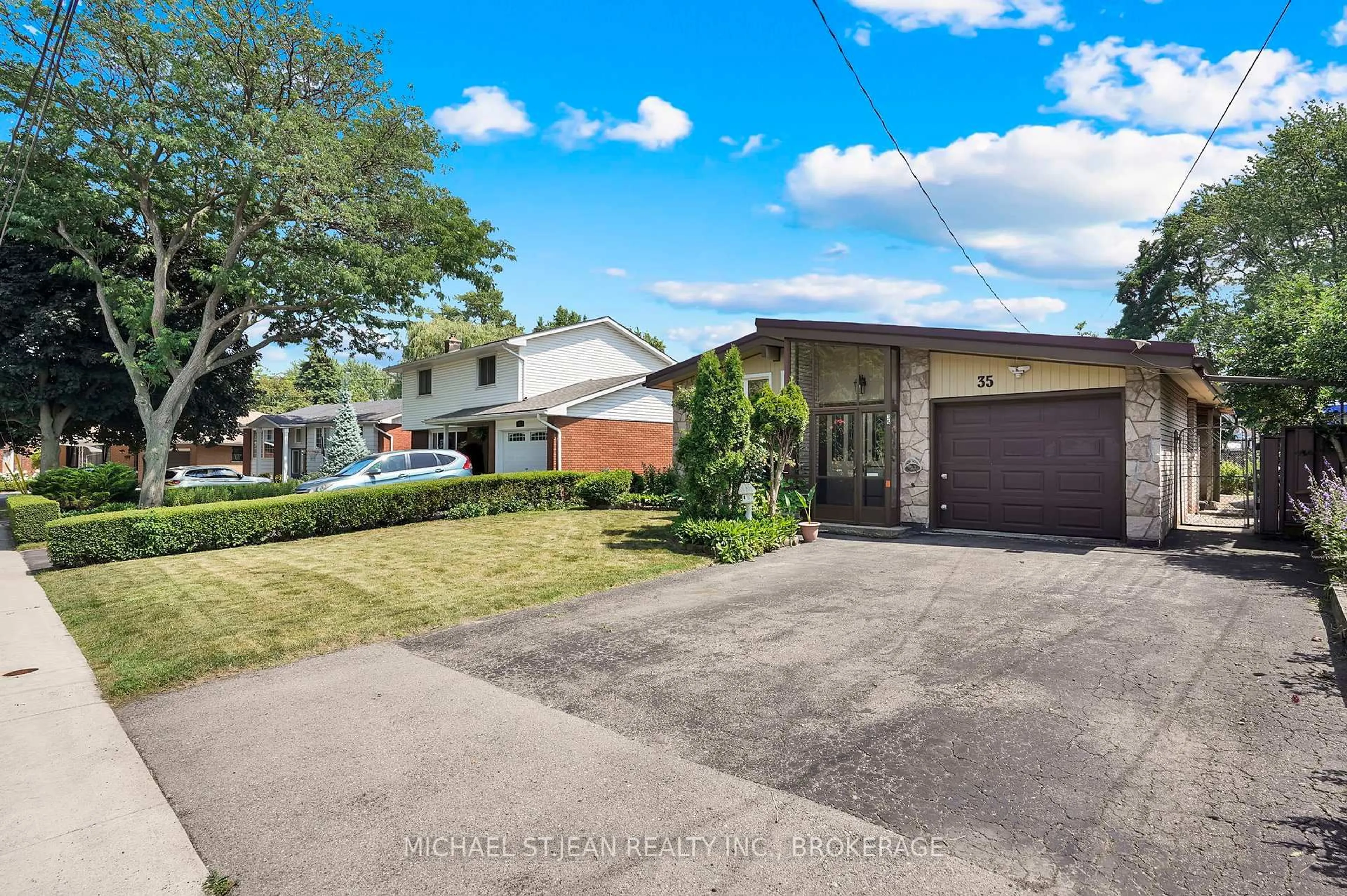 A pic from outside/outdoor area/front of a property/back of a property/a pic from drone, street for 35 Karen Cres, Hamilton Ontario L9C 5M5