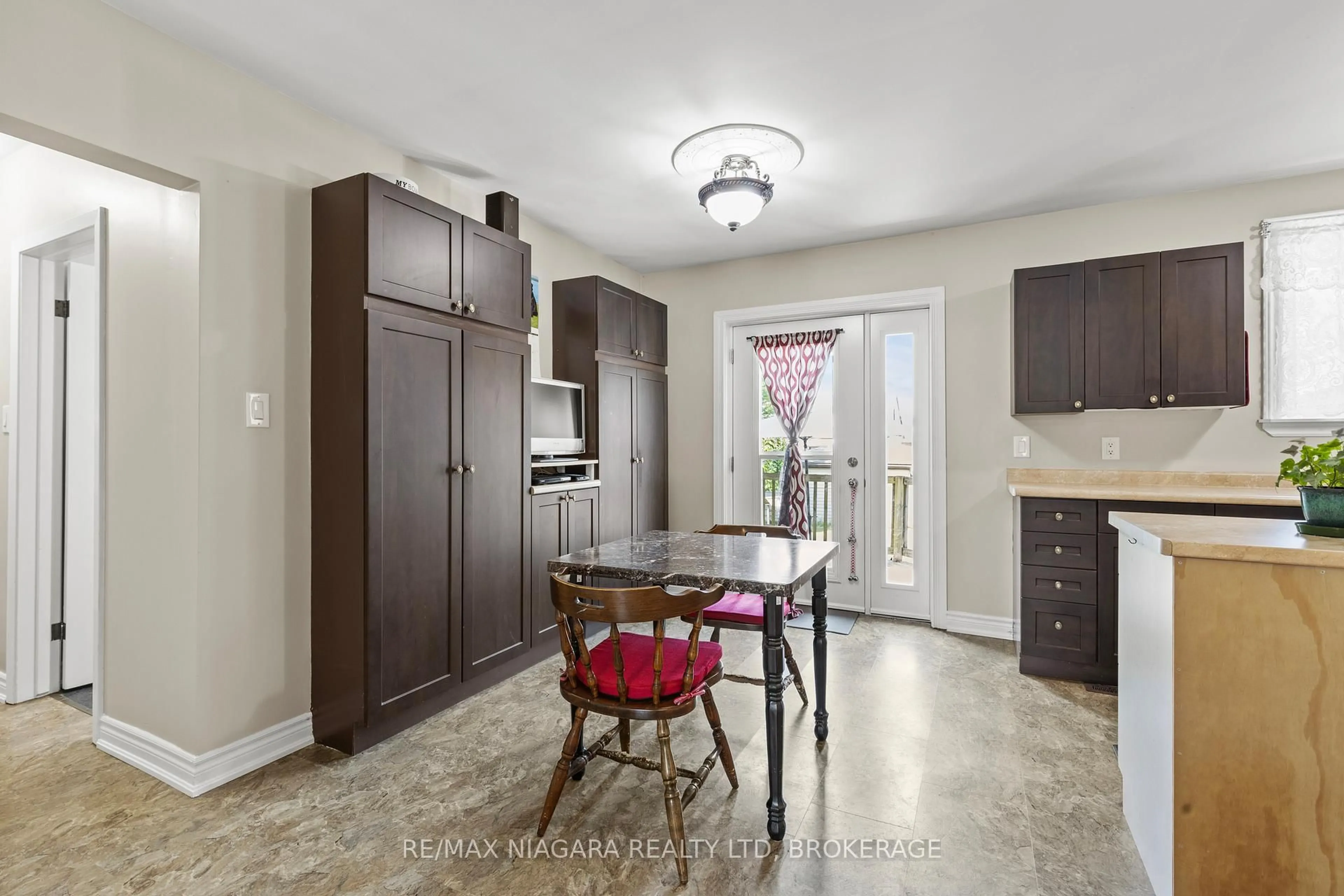 Open concept kitchen, ceramic/tile floor for 18 Charles Ave, Welland Ontario L3B 1C8