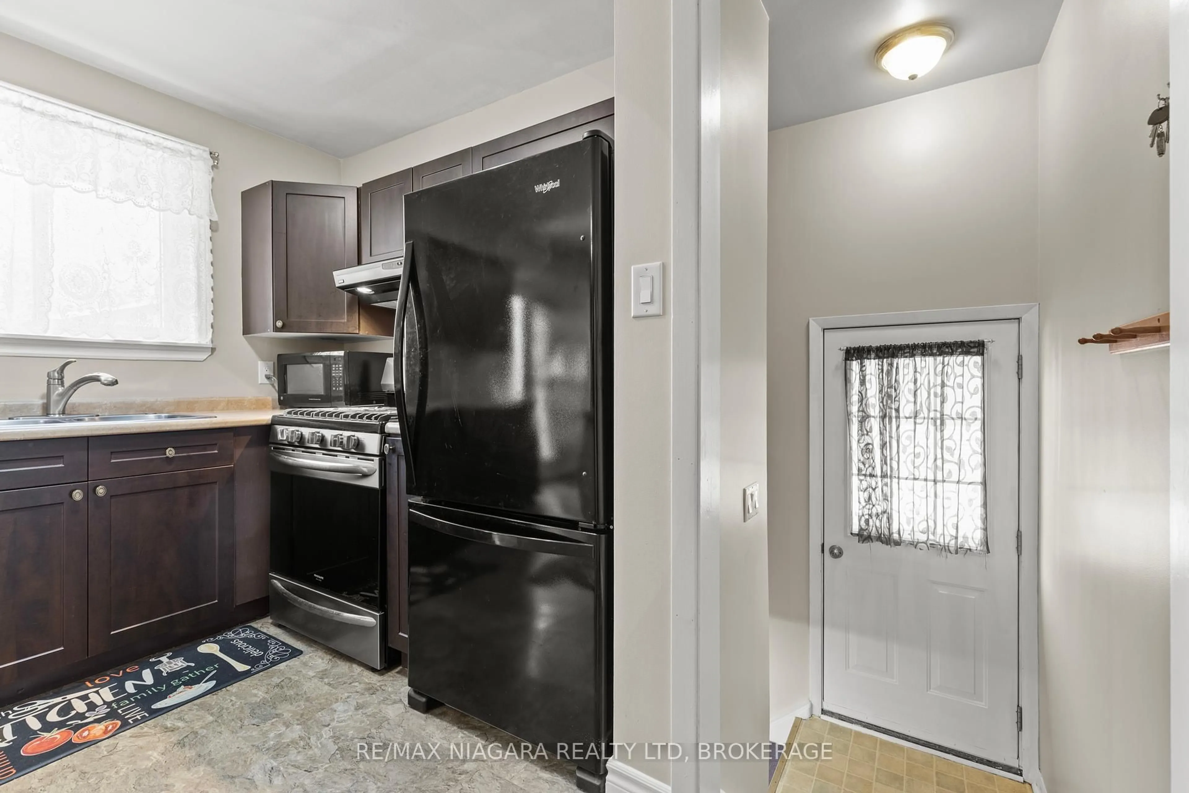 Standard kitchen, ceramic/tile floor for 18 Charles Ave, Welland Ontario L3B 1C8