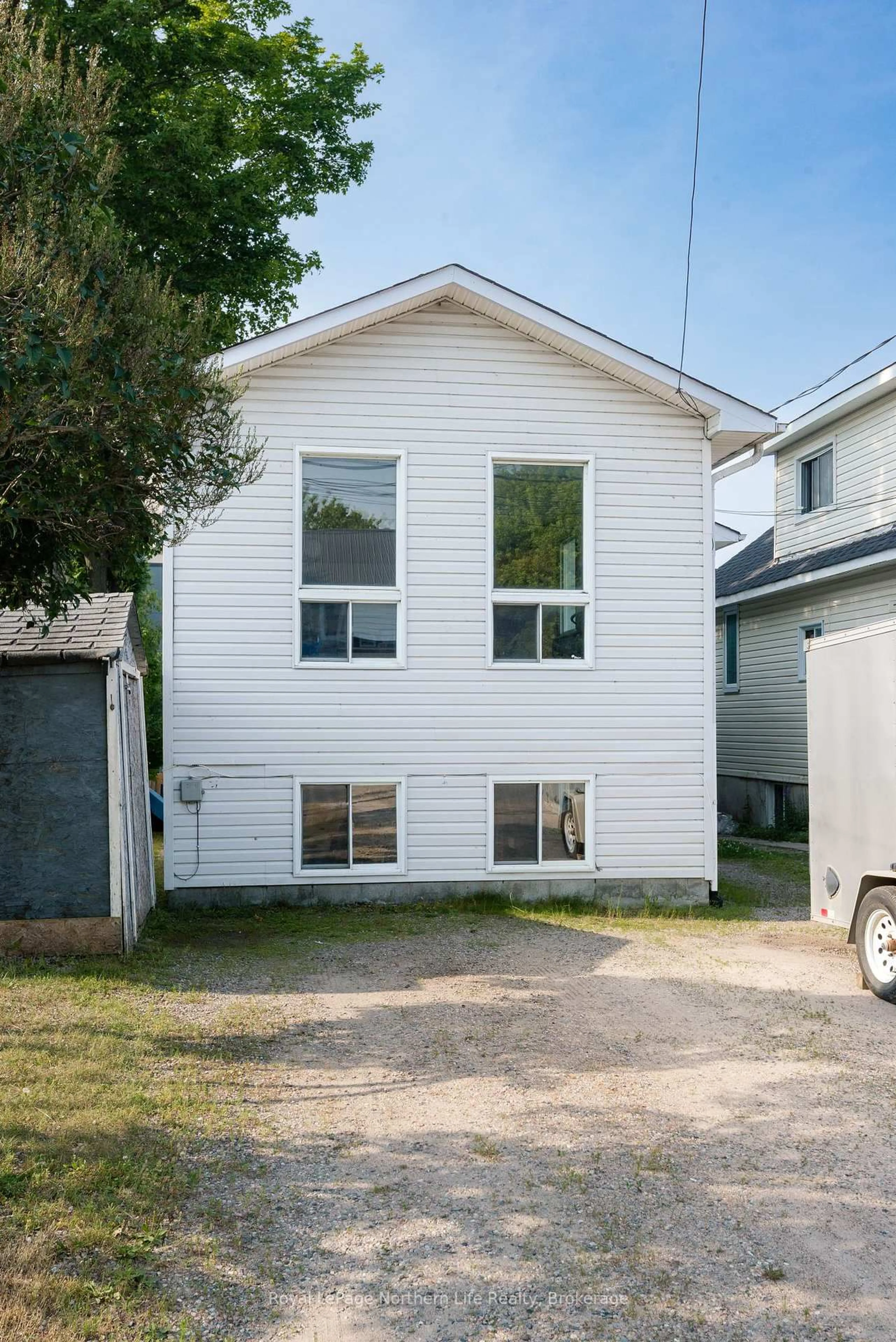 Home with vinyl exterior material, street for 631 Bloem St, North Bay Ontario P1B 4Z5