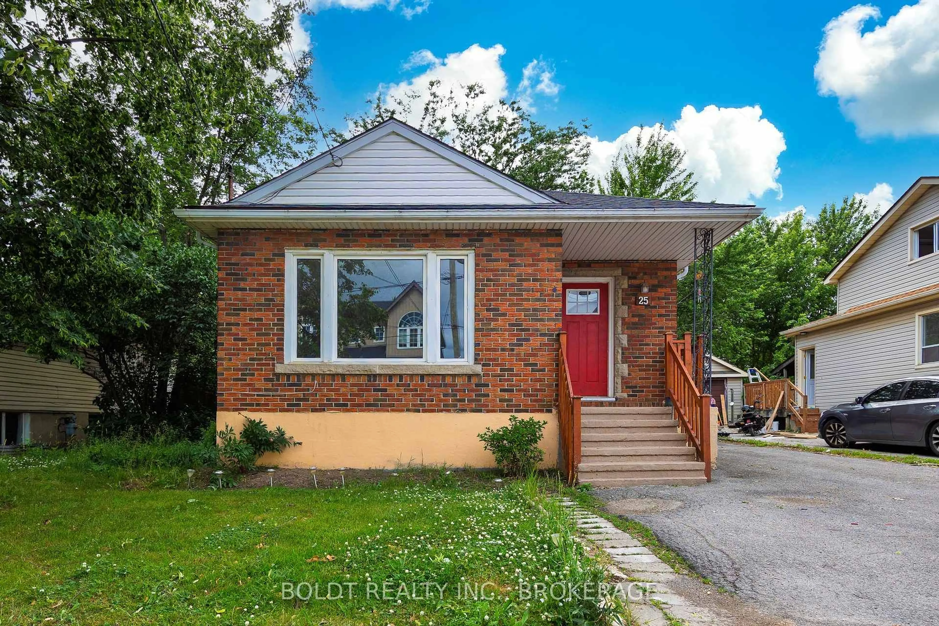 Home with brick exterior material, street for 25 King St, Thorold Ontario L2V 3T6