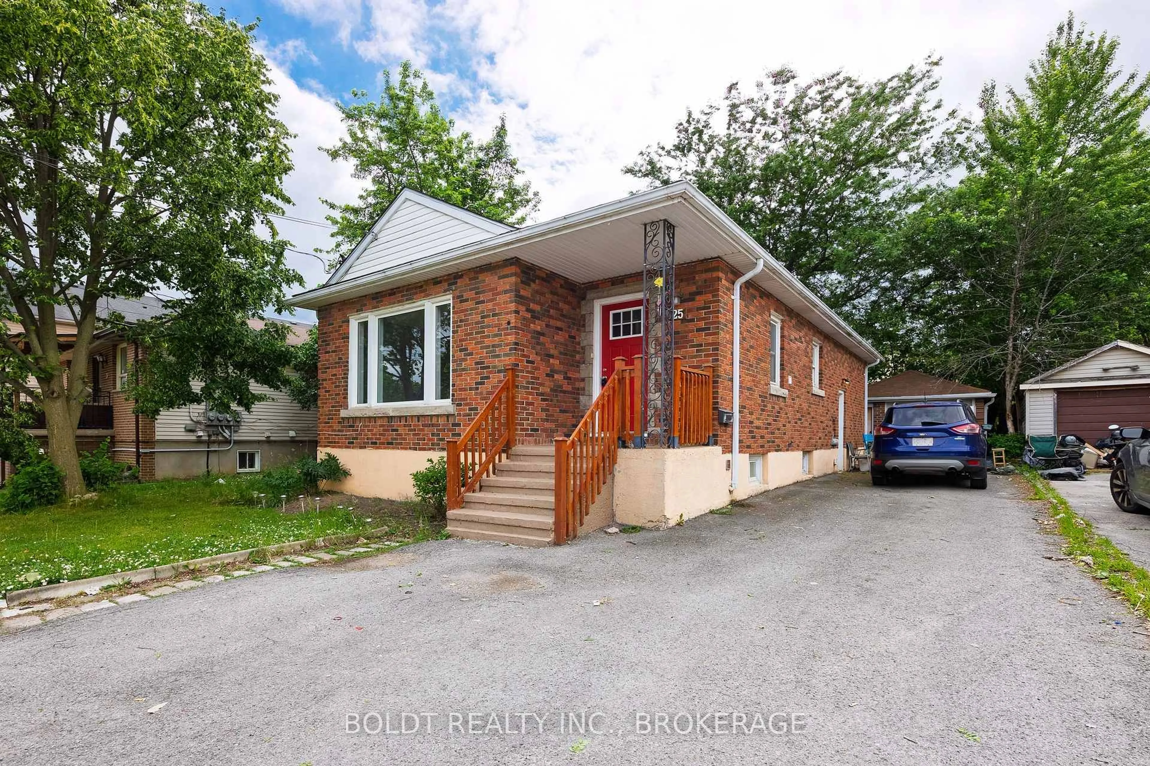 Home with brick exterior material, street for 25 King St, Thorold Ontario L2V 3T6