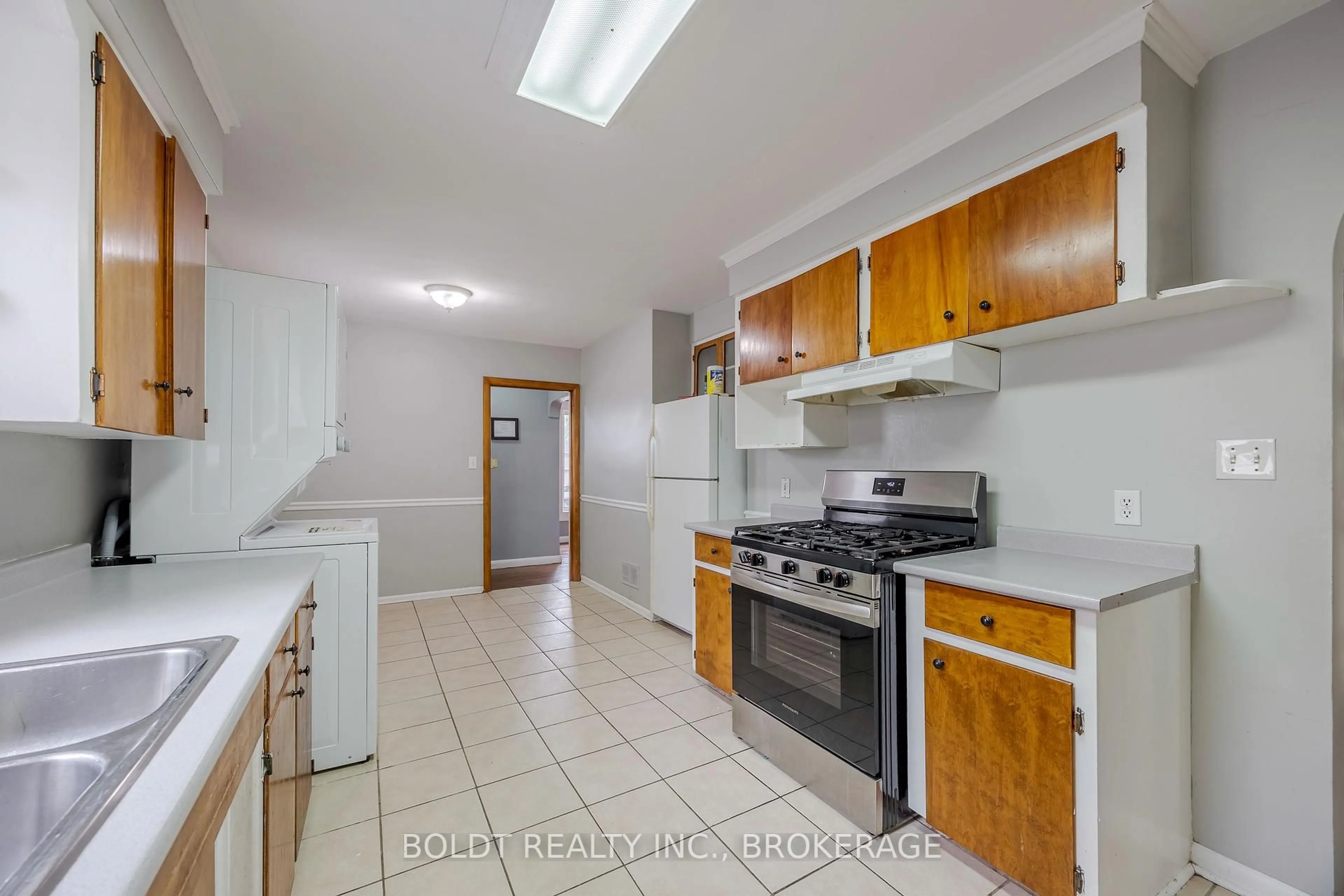 Standard kitchen, ceramic/tile floor for 25 King St, Thorold Ontario L2V 3T6