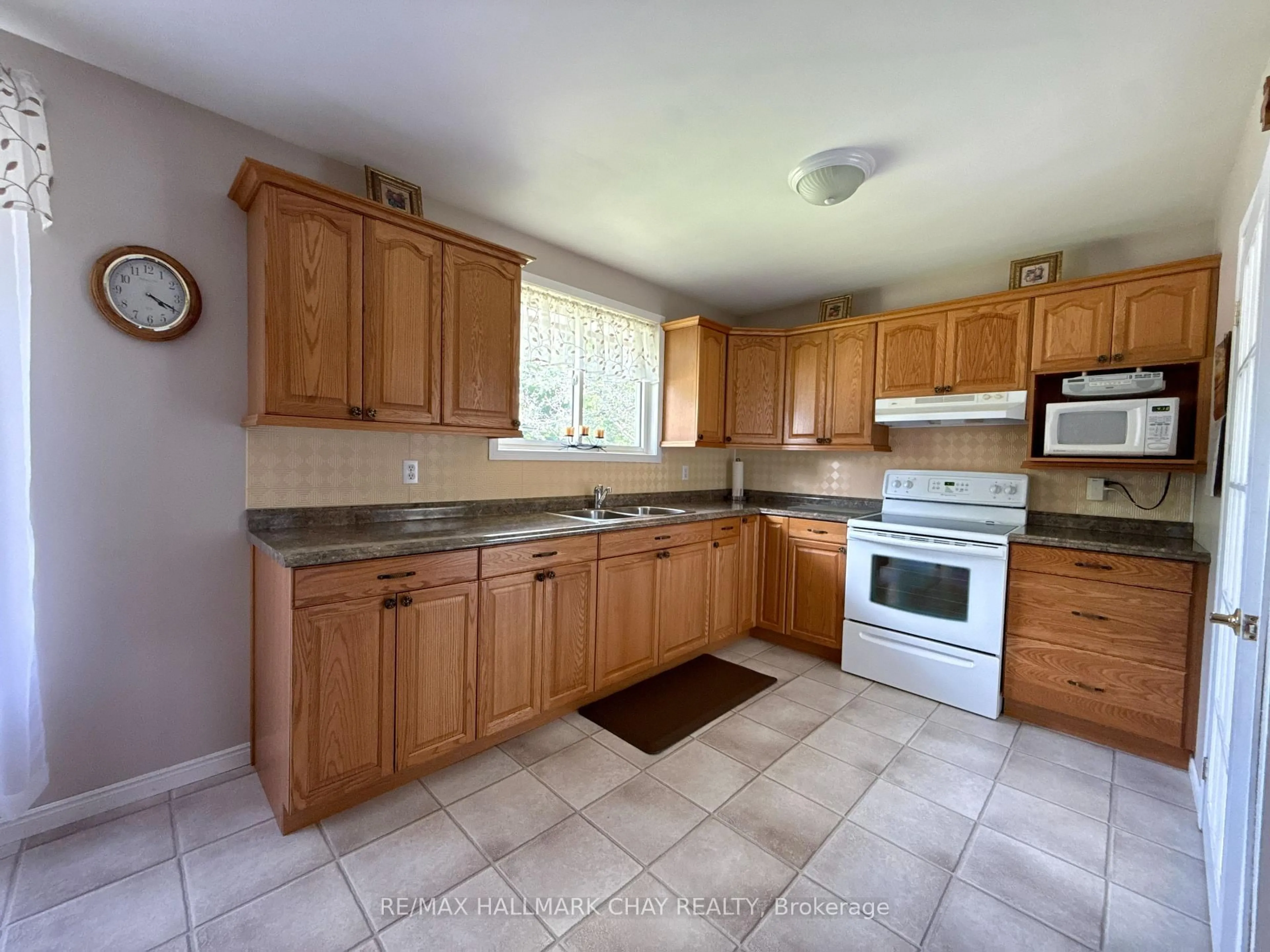 Standard kitchen, ceramic/tile floor for 4673 Fergus Ave, Greater Sudbury Ontario P3P 1S3