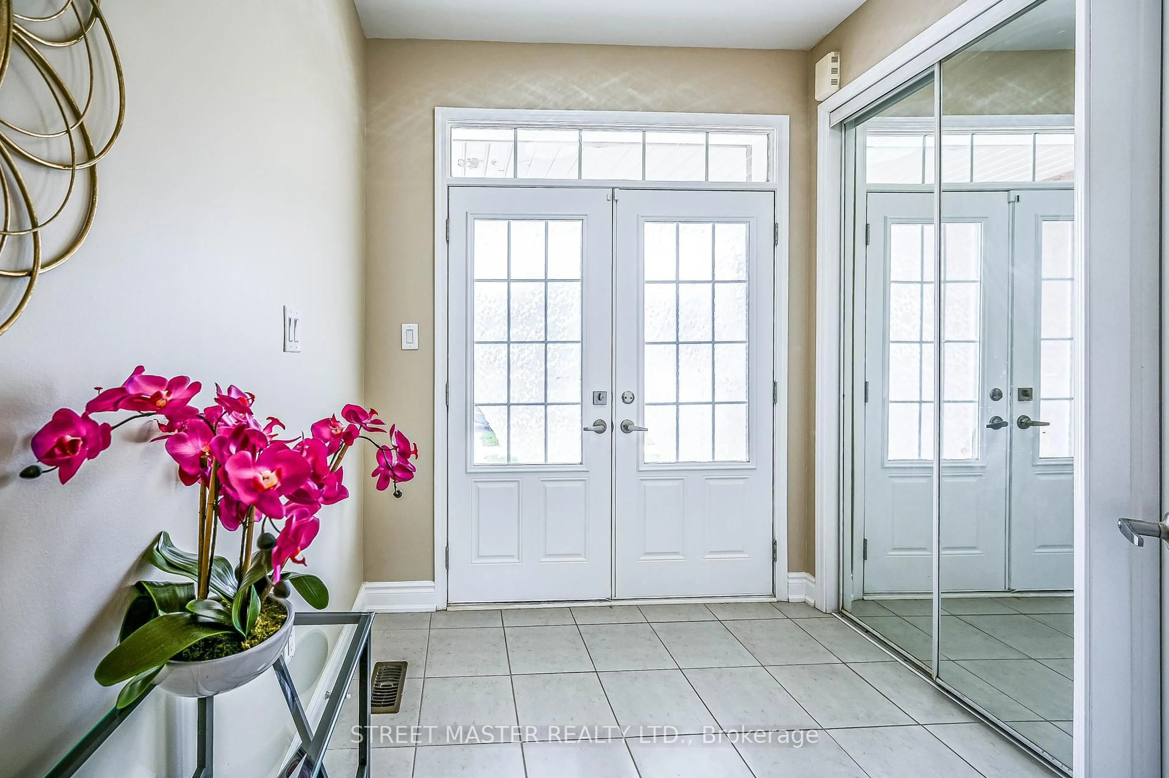 Indoor entryway for 32 Sinden Rd, Brantford Ontario N3T 0P8