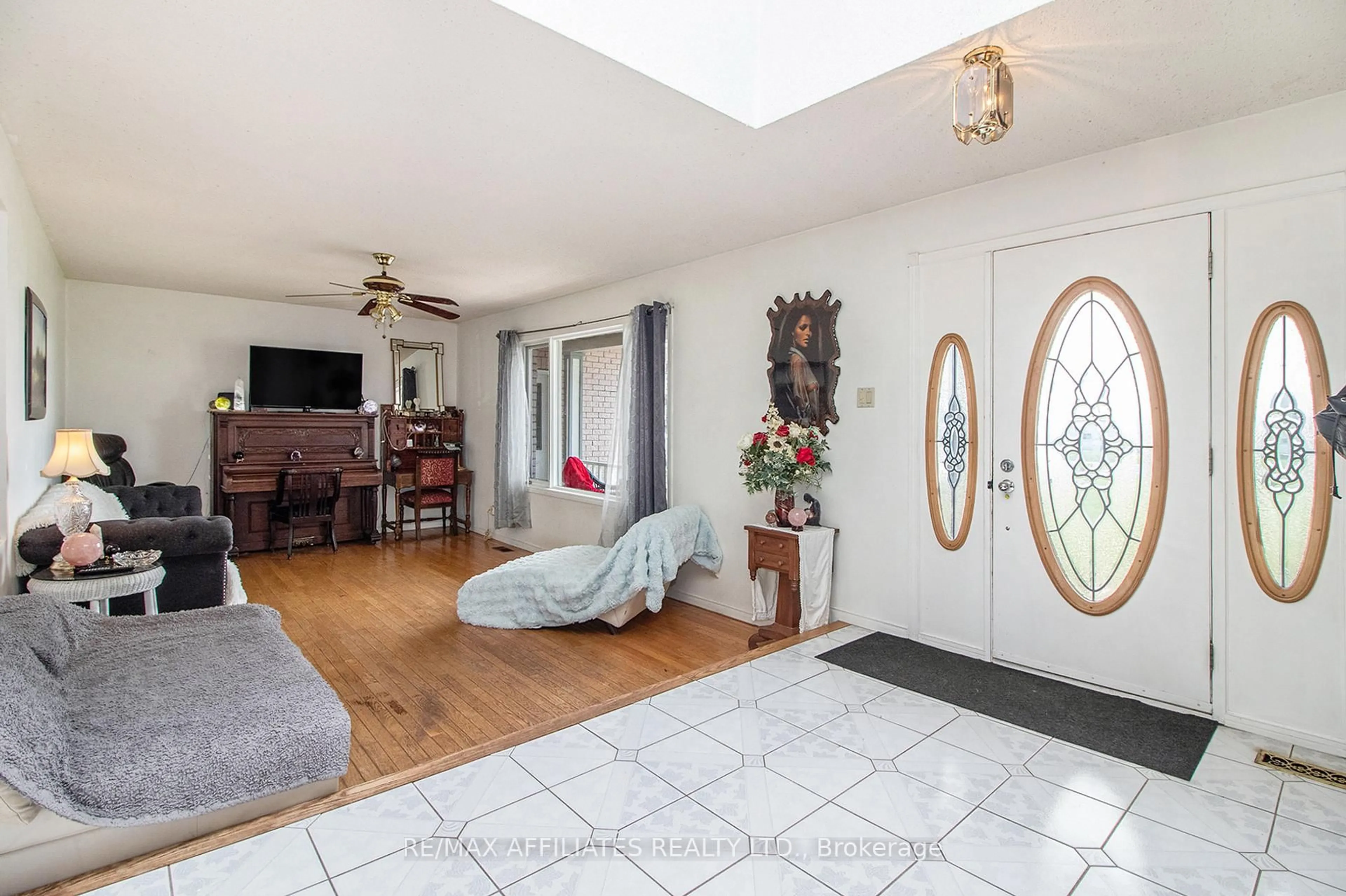 Living room with furniture, unknown for 1111 County 2 Rd, Alfred and Plantagenet Ontario K0B 1C0