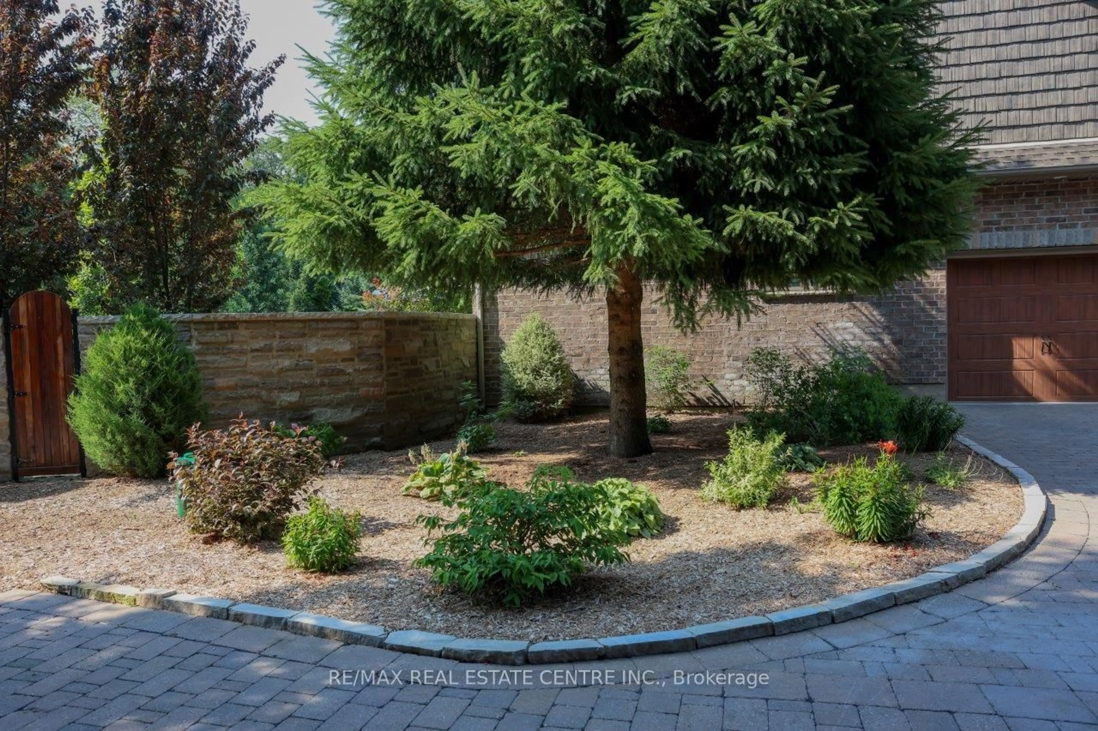 Patio, street for 203 East River Rd, Brant Ontario N0E 1N0