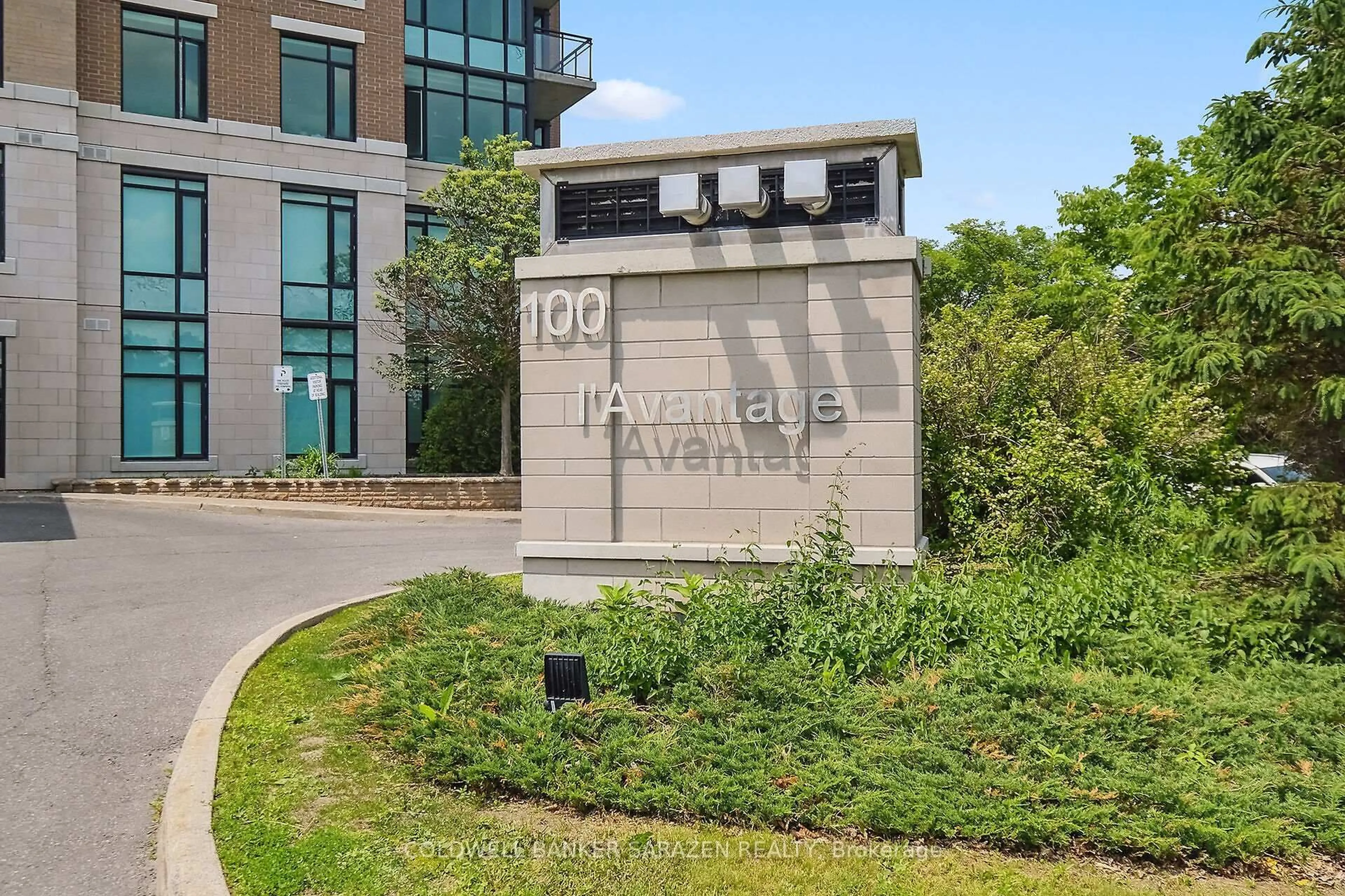 Indoor foyer for 100 Roger Guindon Ave #1105, Ottawa Ontario K1G 3Z7