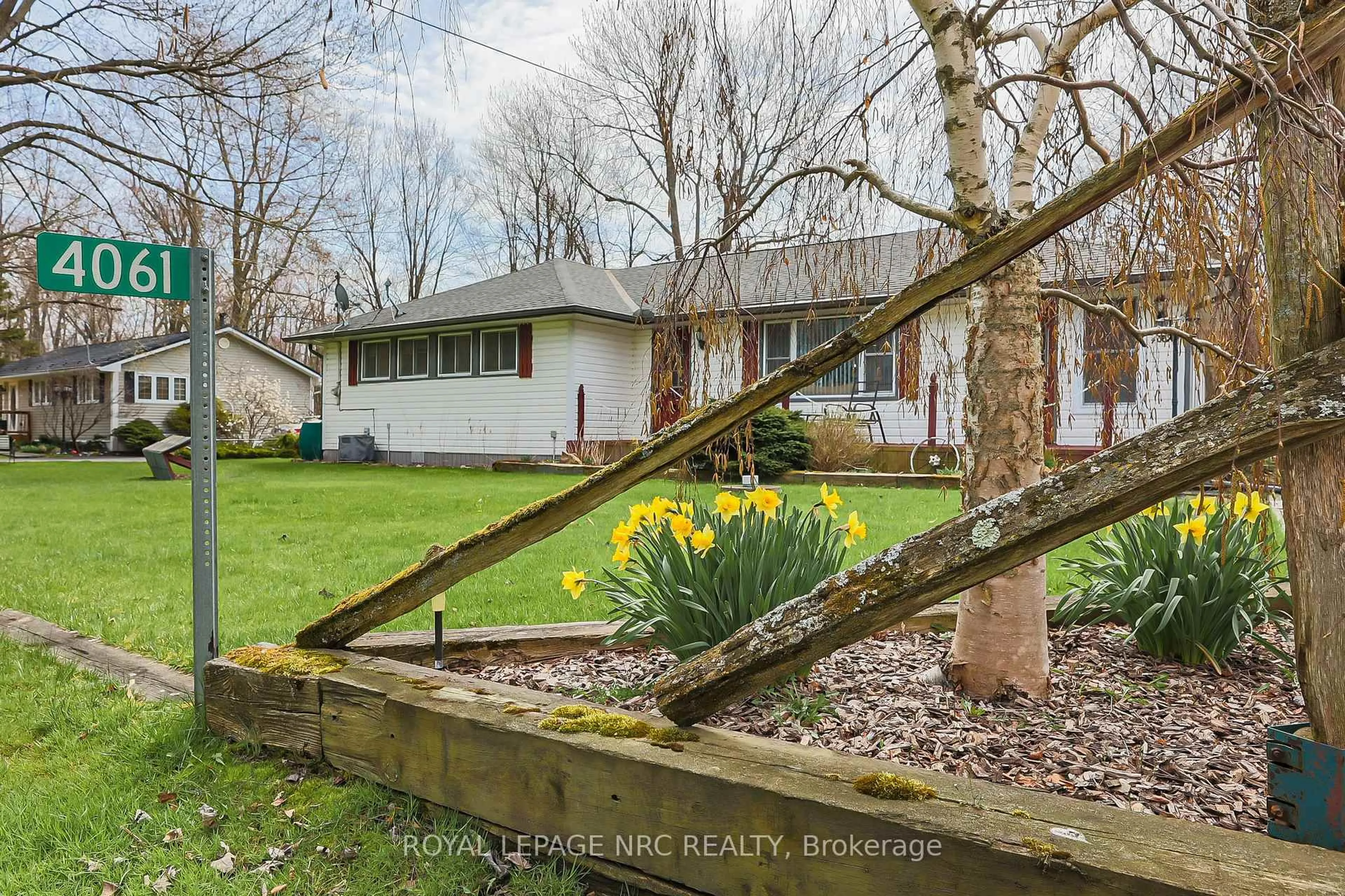 A pic from outside/outdoor area/front of a property/back of a property/a pic from drone, unknown for 4061 Firelane 13, Port Colborne Ontario L0S 1R0