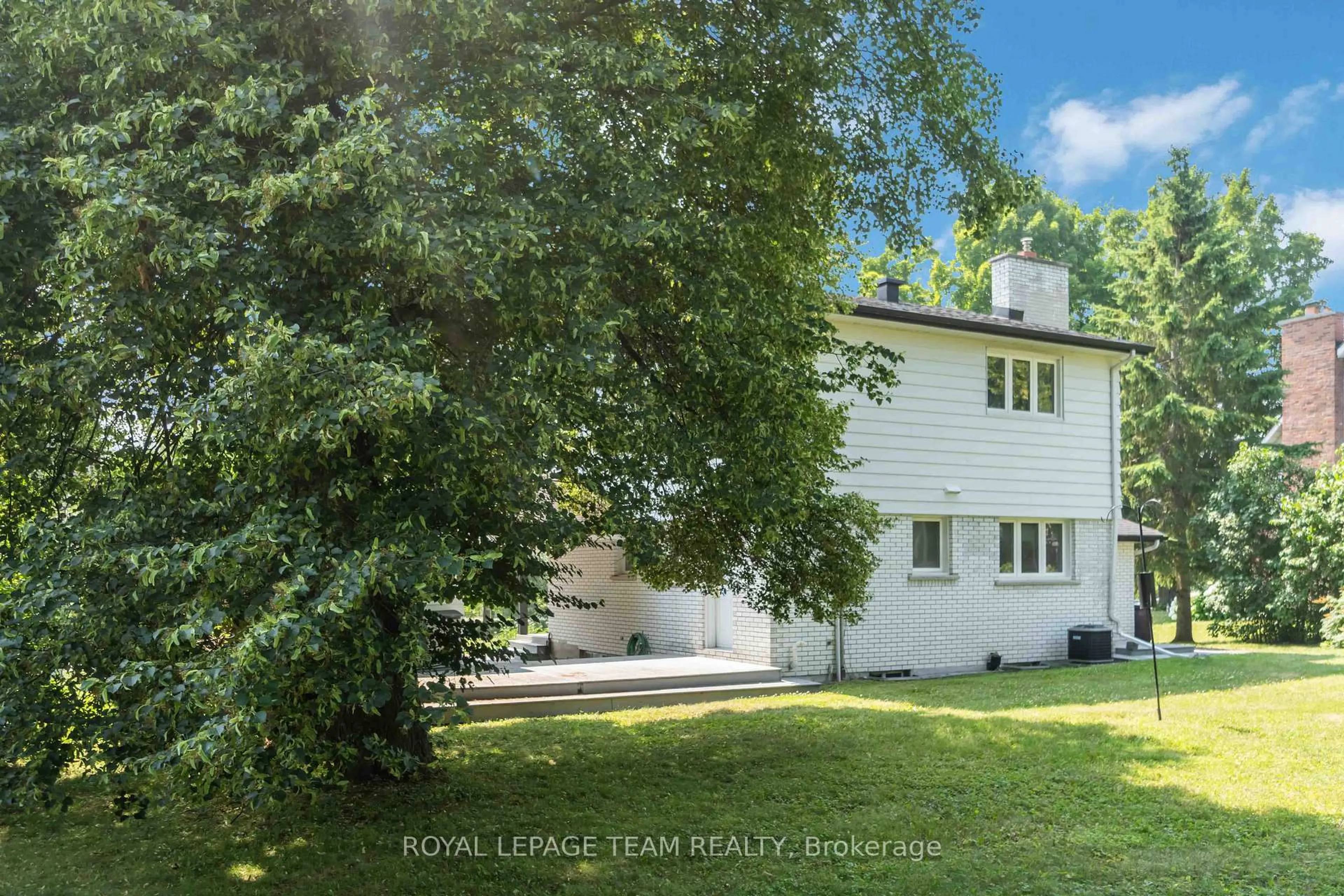 A pic from outside/outdoor area/front of a property/back of a property/a pic from drone, street for 207 Curry St, North Grenville Ontario K0G 1J0