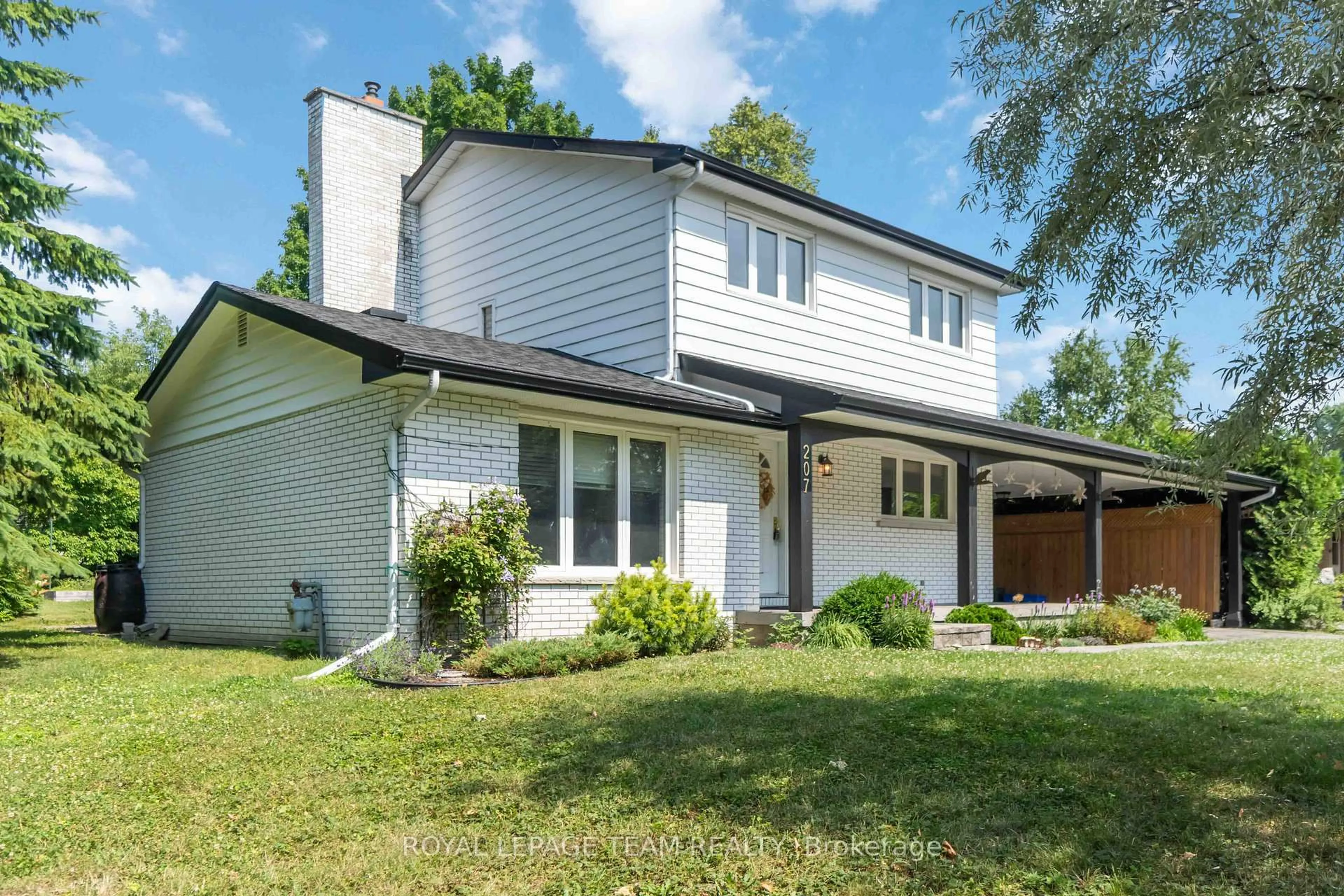 Home with vinyl exterior material, street for 207 Curry St, North Grenville Ontario K0G 1J0