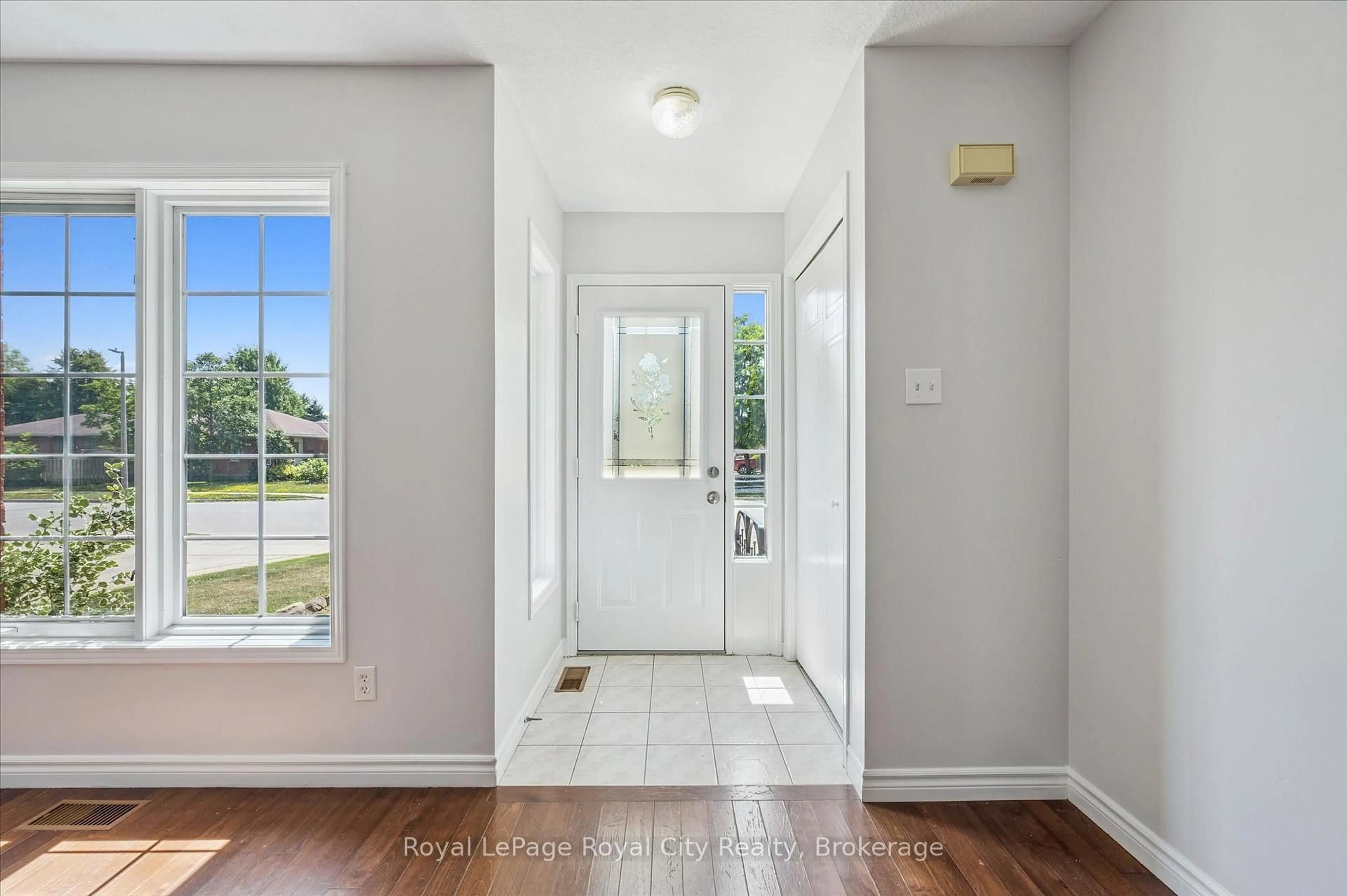 Indoor entryway for 83 Inverness Dr, Guelph Ontario N1E 6E4