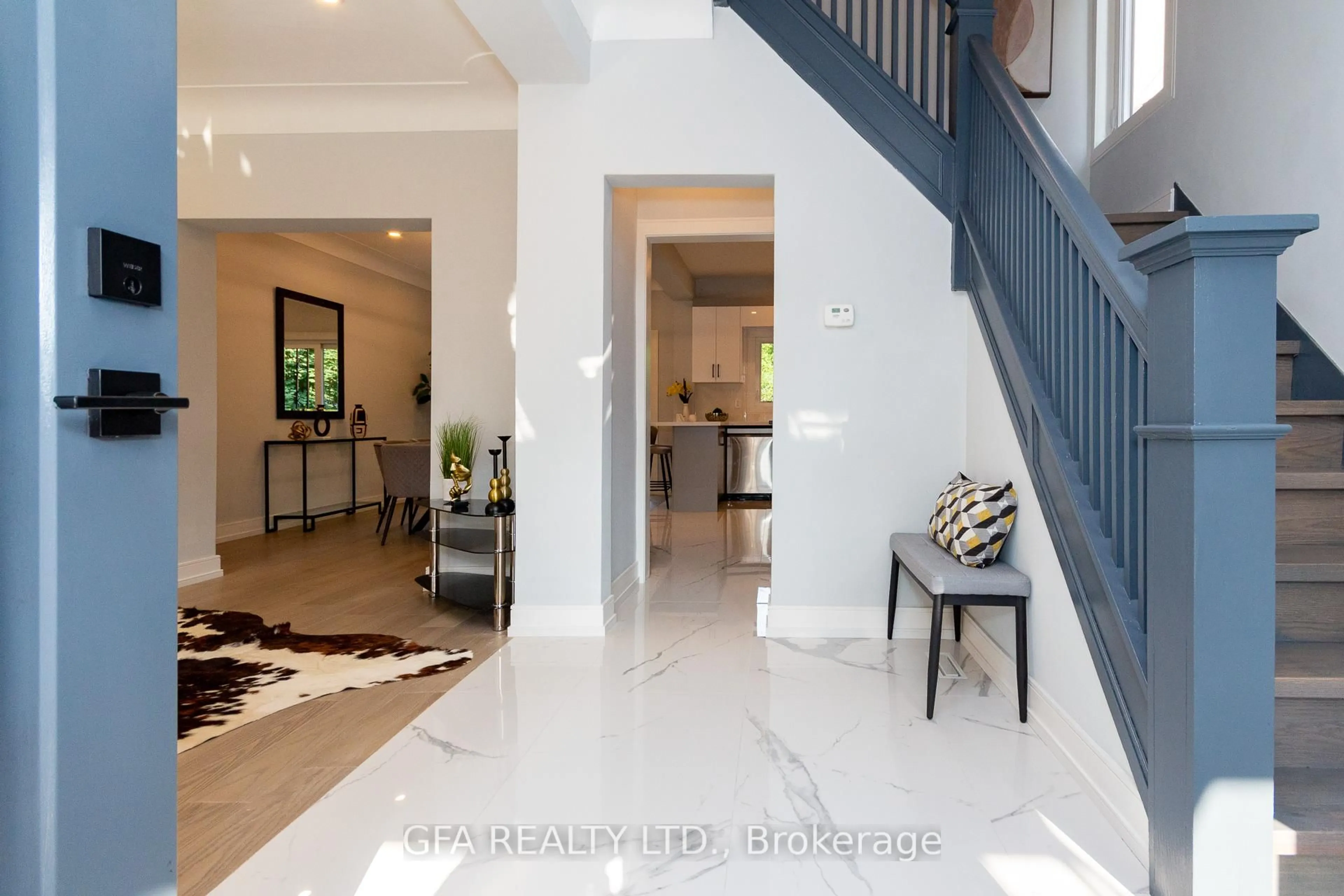 Indoor foyer for 42 Barnesdale Ave, Hamilton Ontario L8L 6R8