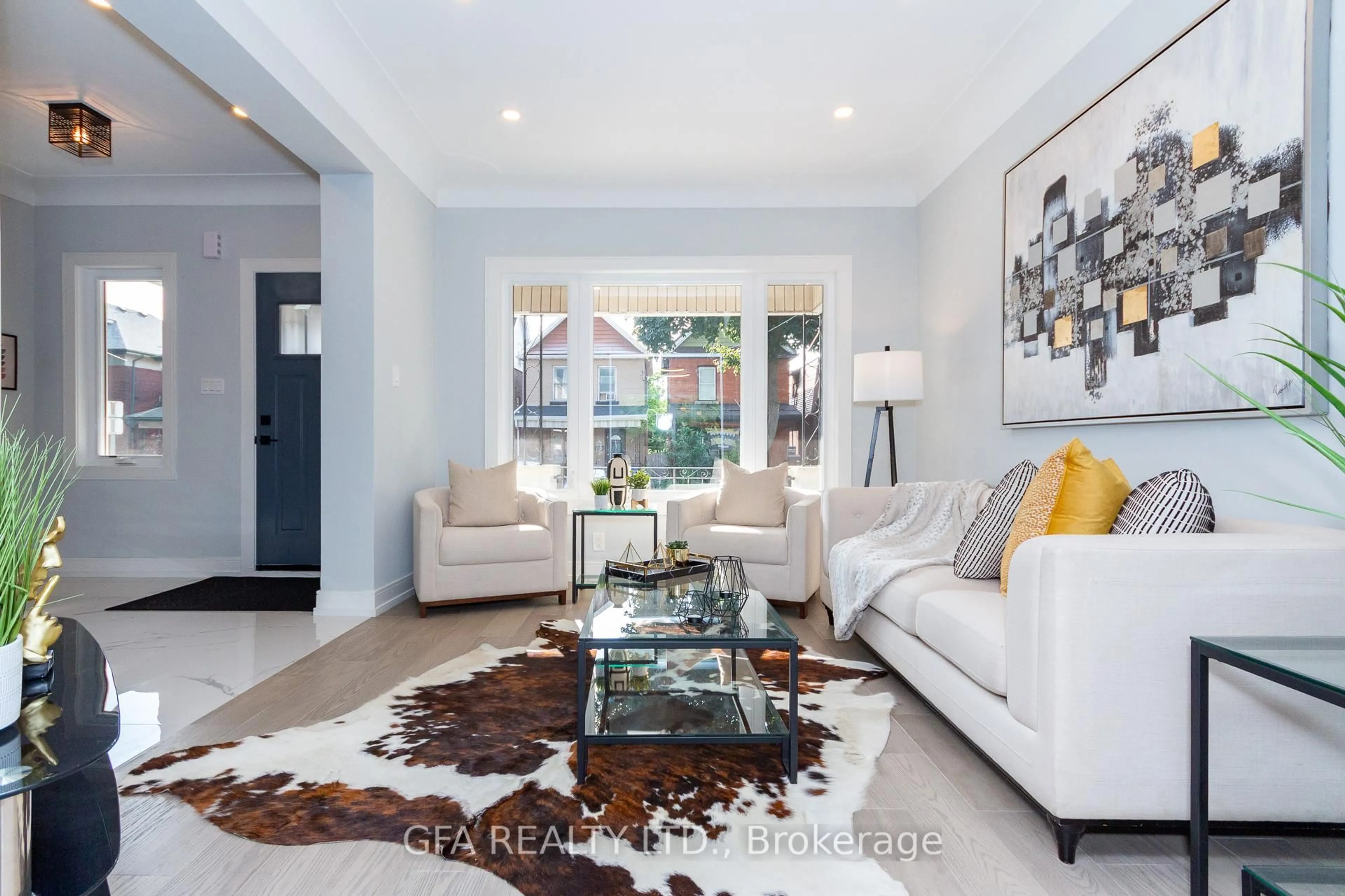 Living room with furniture, unknown for 42 Barnesdale Ave, Hamilton Ontario L8L 6R8
