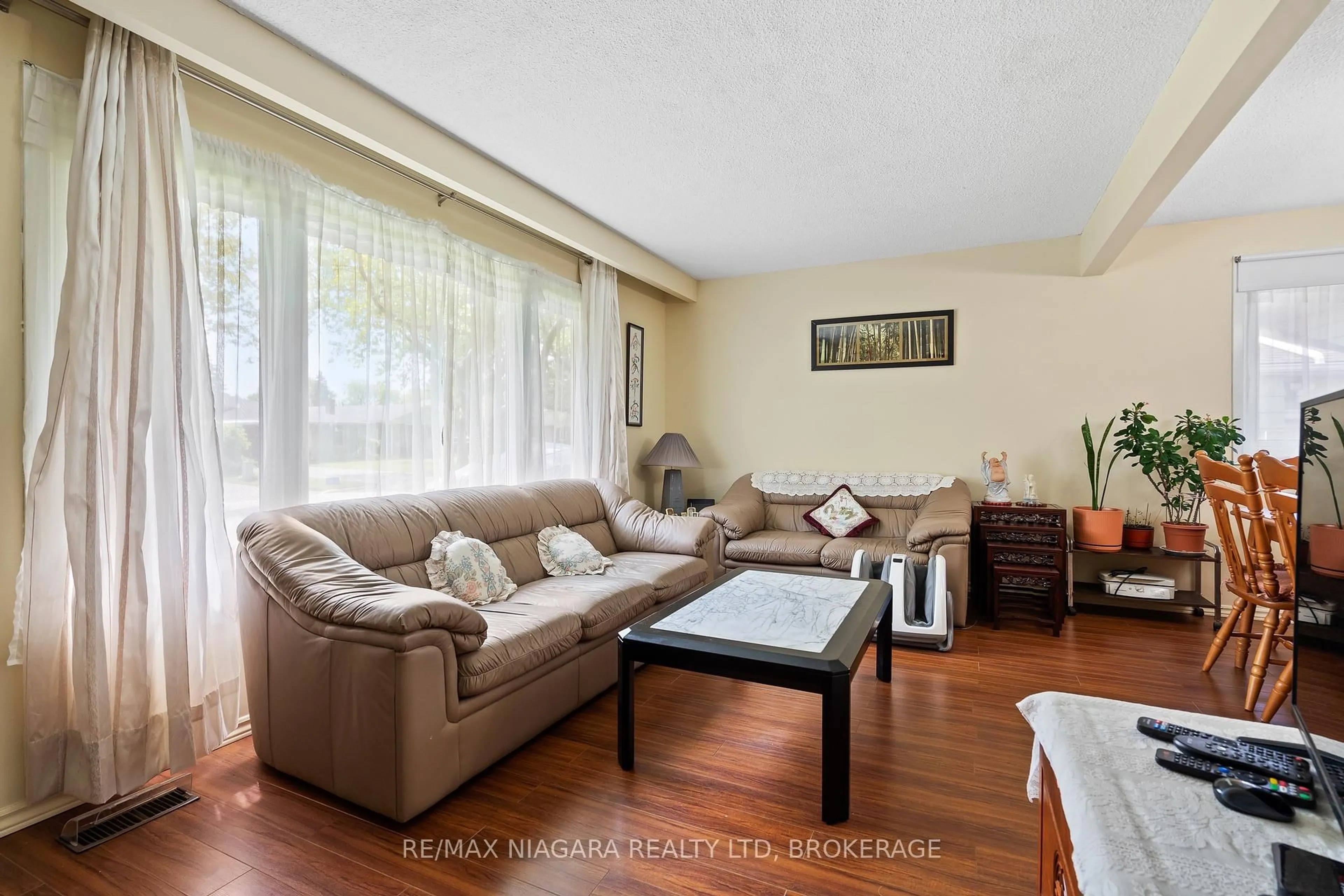 Living room with furniture, wood/laminate floor for 6 Vanier Crt, St. Catharines Ontario L2N 6C8