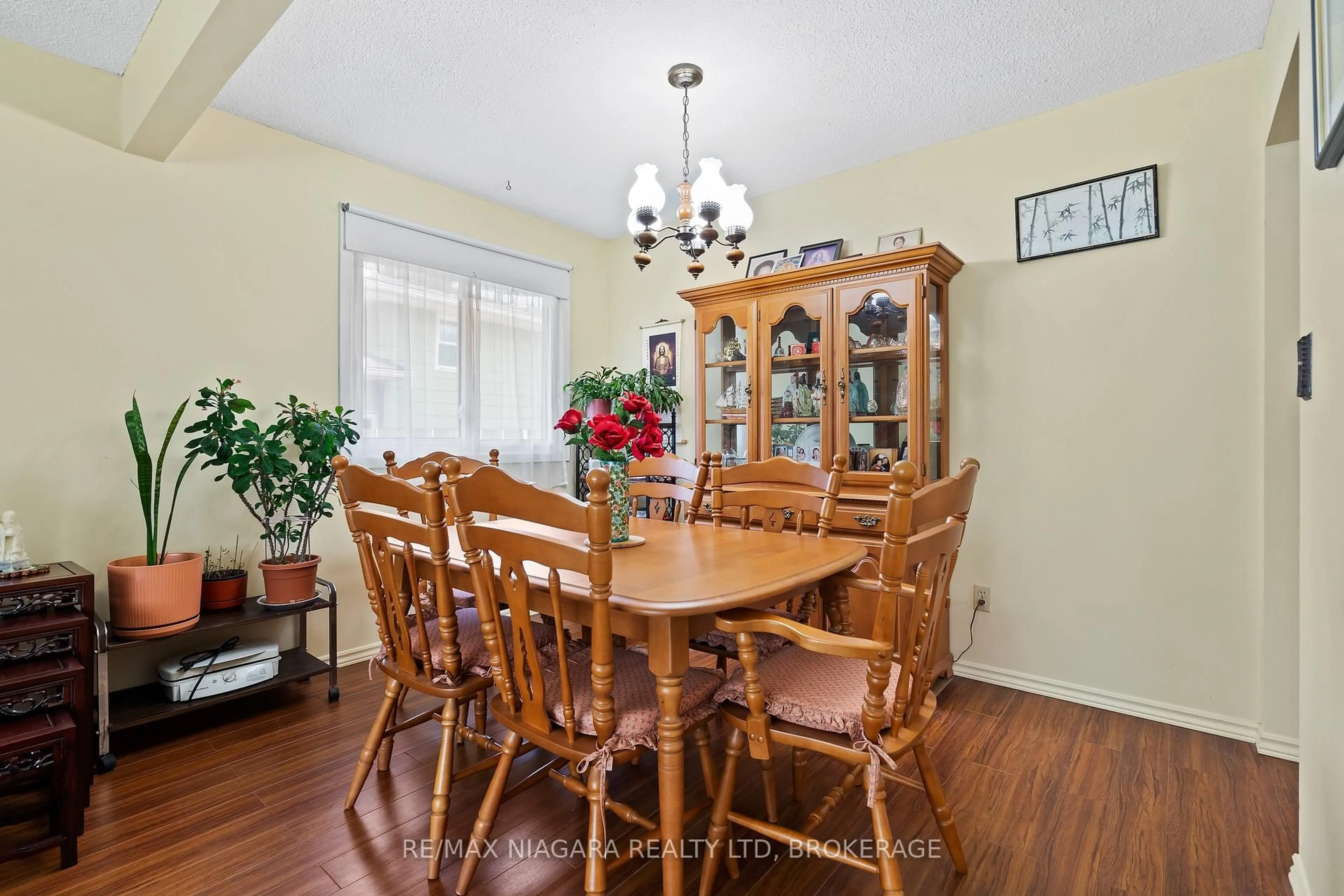 Dining room, wood/laminate floor for 6 Vanier Crt, St. Catharines Ontario L2N 6C8