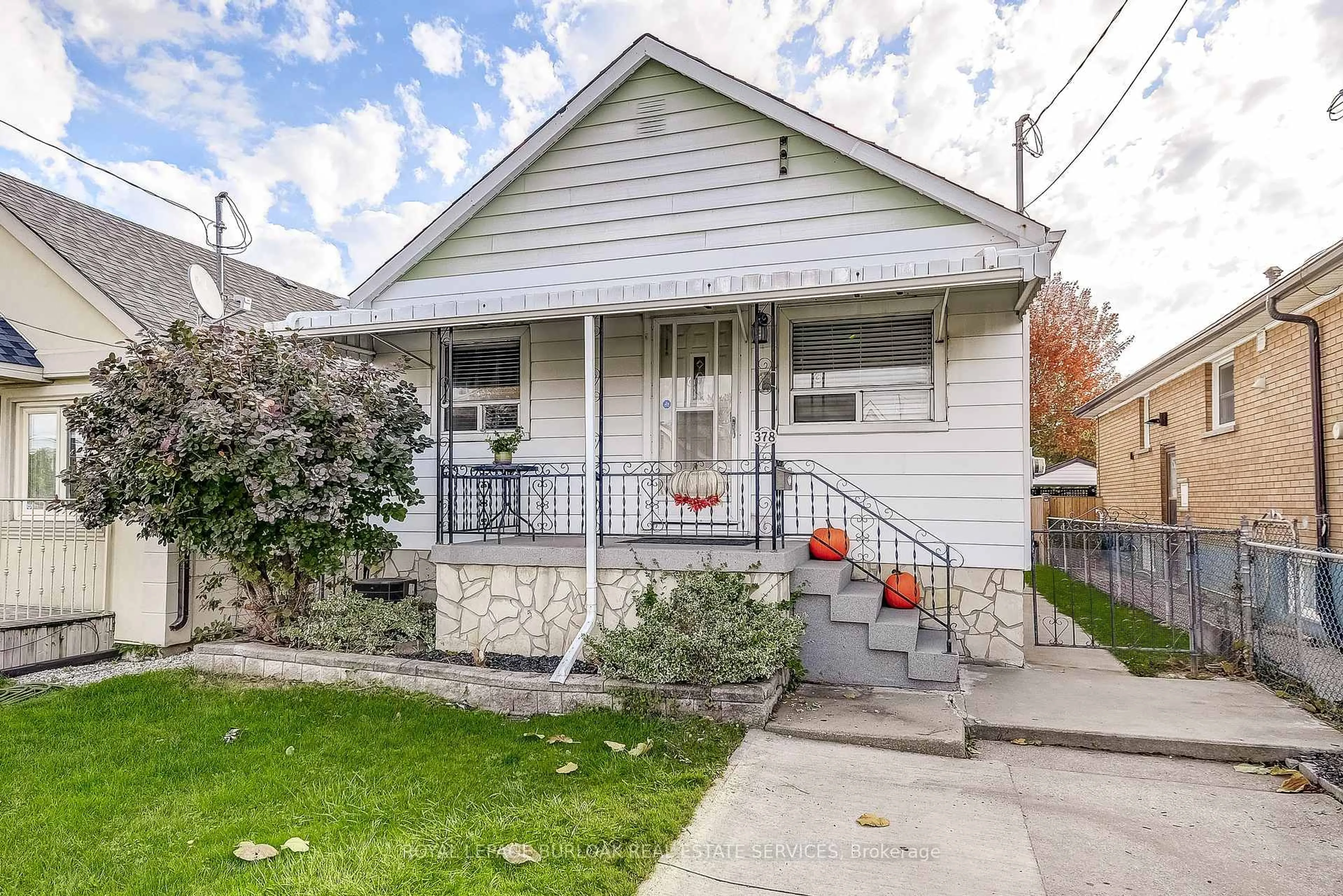 Home with vinyl exterior material, street for 378 Waverly St, Hamilton Ontario L8H 6R2