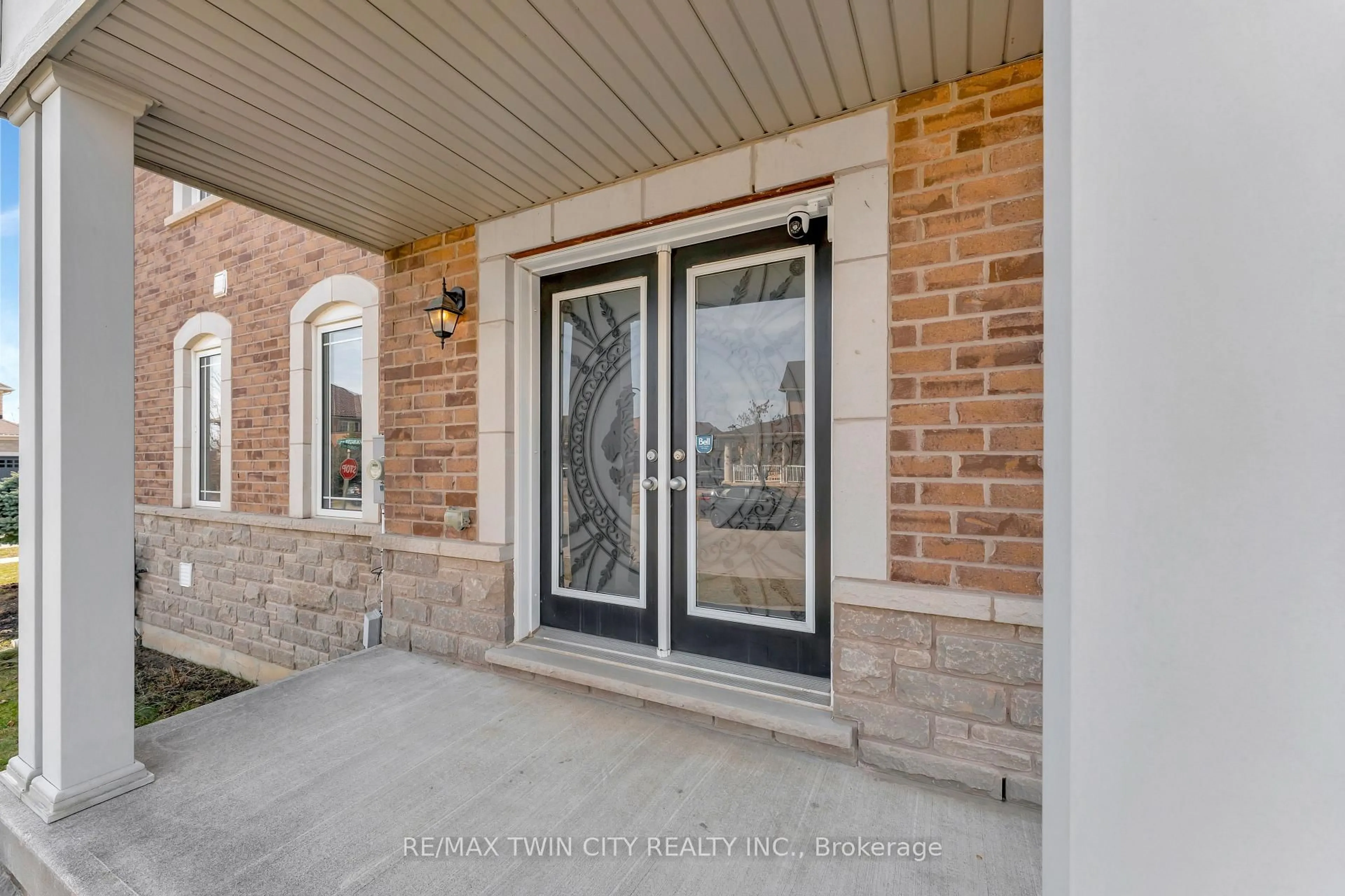 Indoor entryway for 241 Thomas Ave, Brantford Ontario N3S 0E1