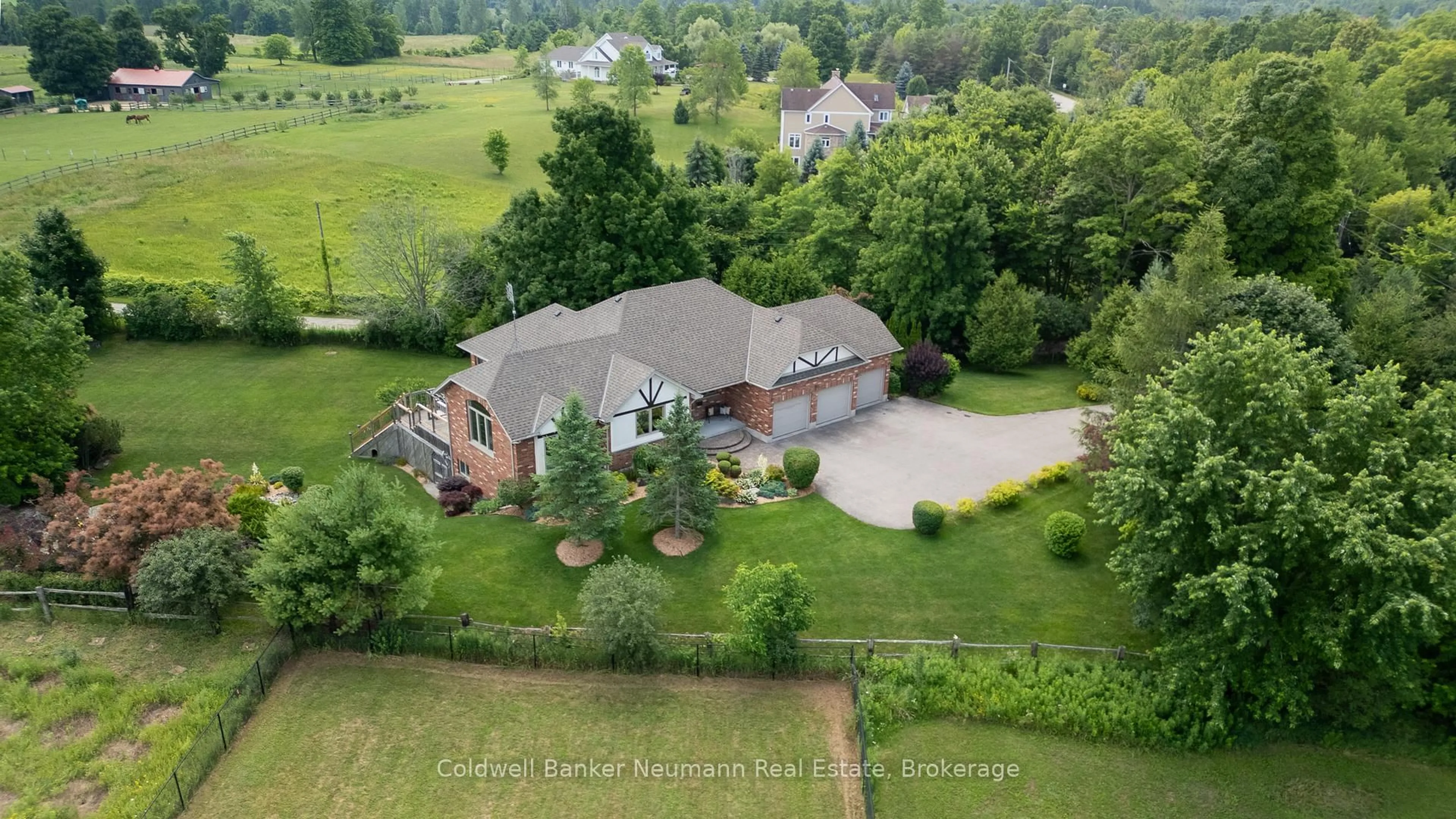 A pic from outside/outdoor area/front of a property/back of a property/a pic from drone, unknown for 7677 Maltby Rd, Puslinch Ontario N0B 2J0