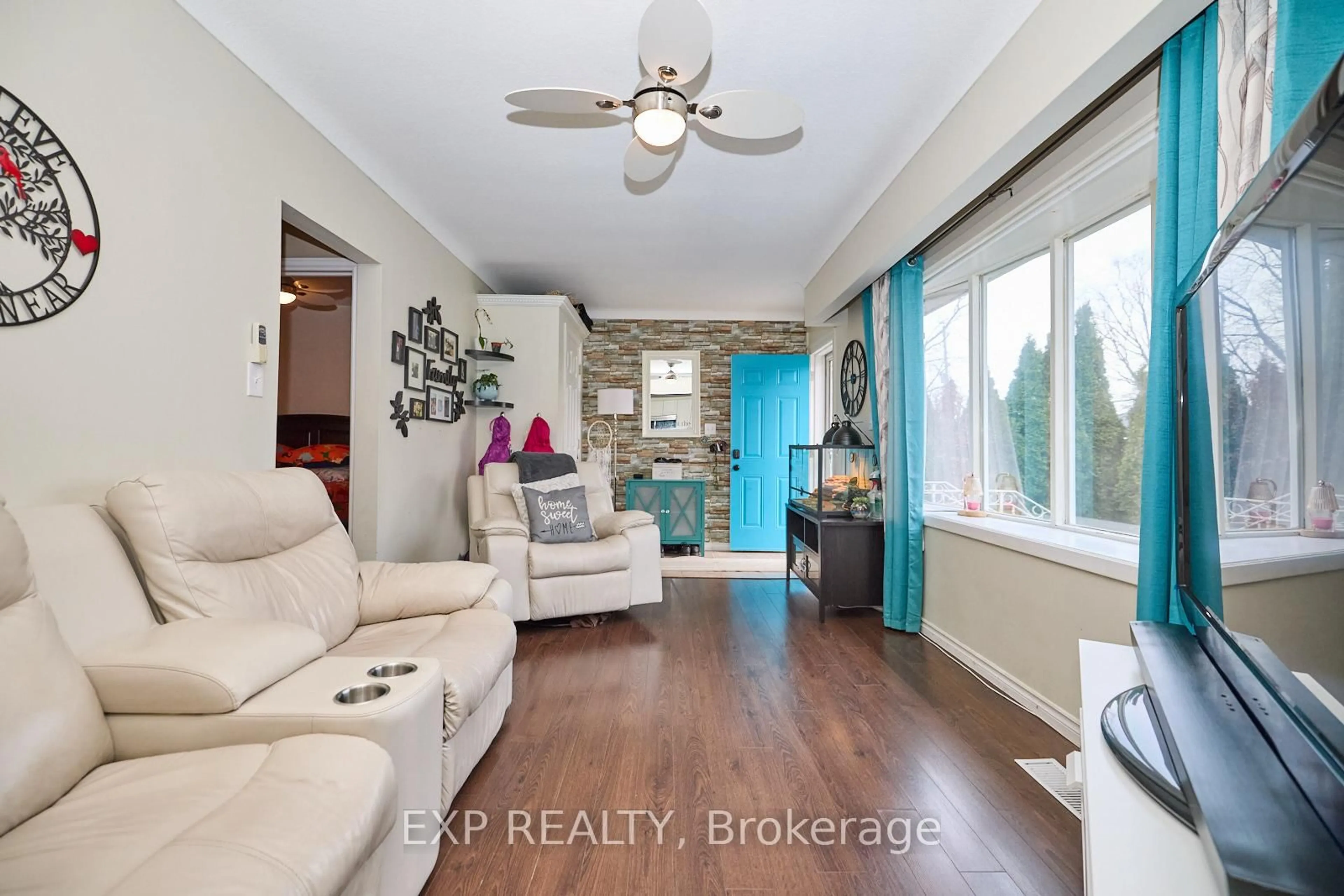 Living room with furniture, wood/laminate floor for 42 Louth St, St. Catharines Ontario L2S 2T4