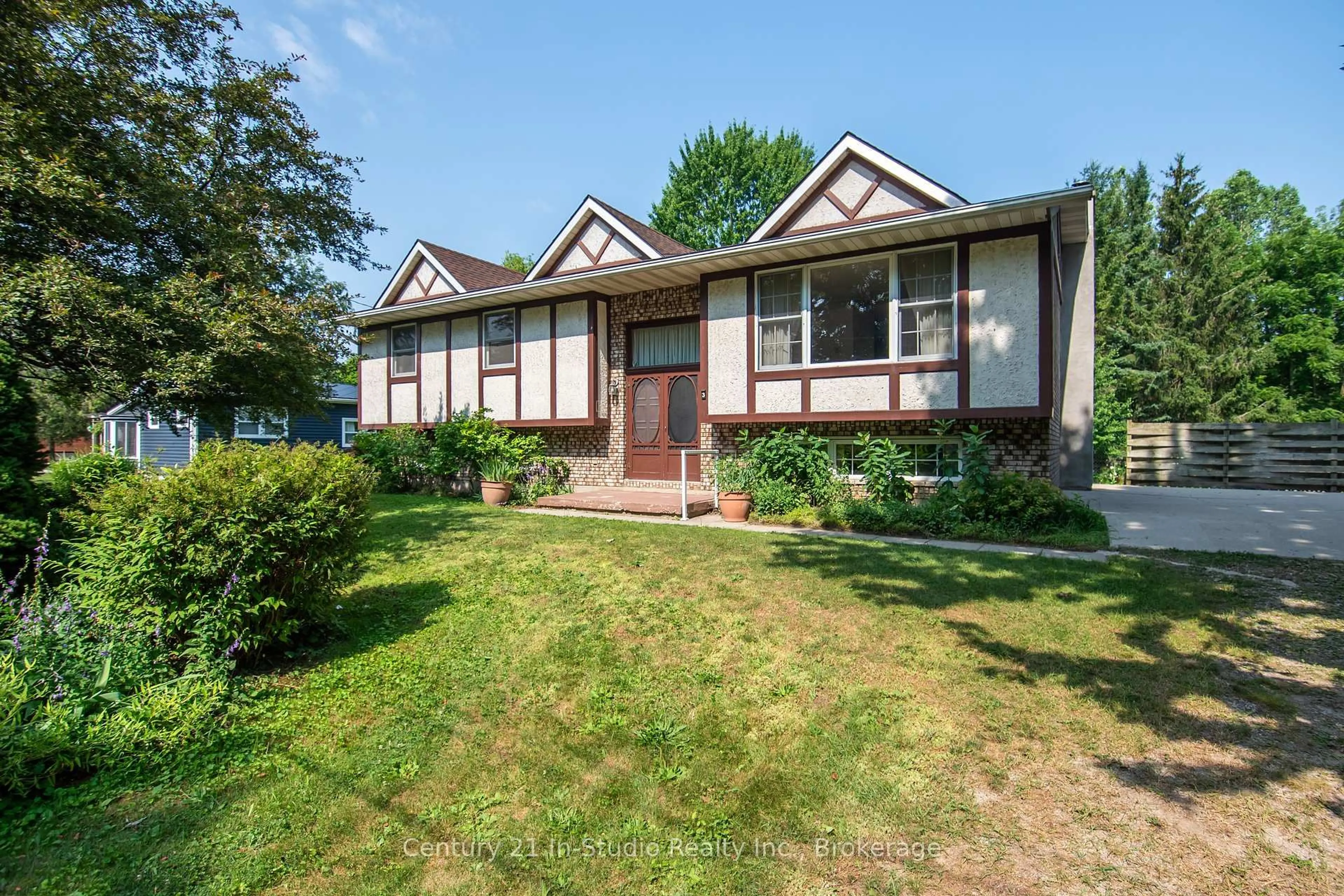 Home with vinyl exterior material, street for 3 Gladstone St, Huron-Kinloss Ontario N0G 2R0