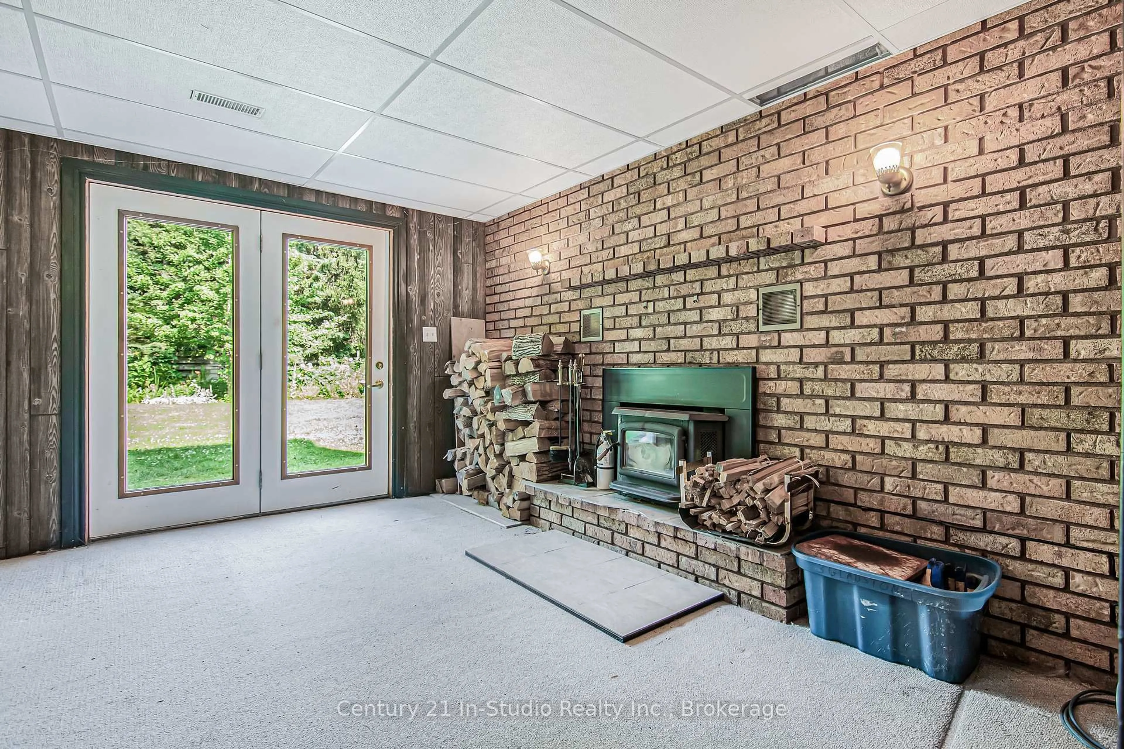 Indoor foyer for 3 Gladstone St, Huron-Kinloss Ontario N0G 2R0