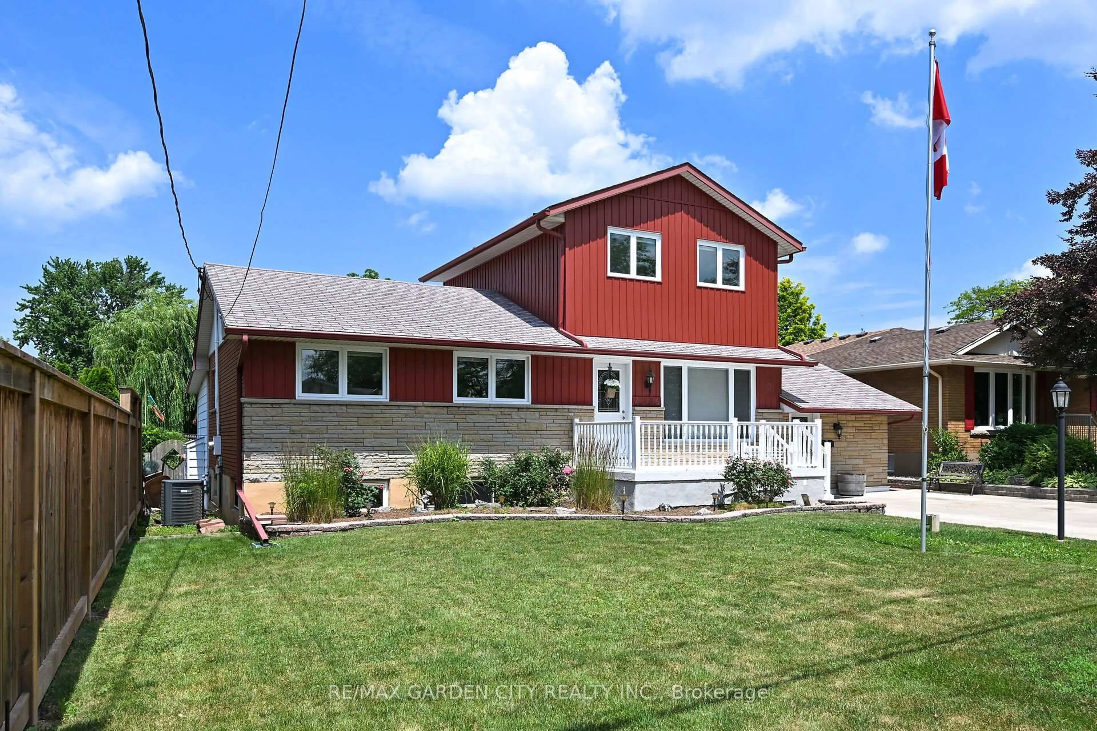 Home with vinyl exterior material, street for 4889 Cherrywood Dr, Lincoln Ontario L3J 0L5