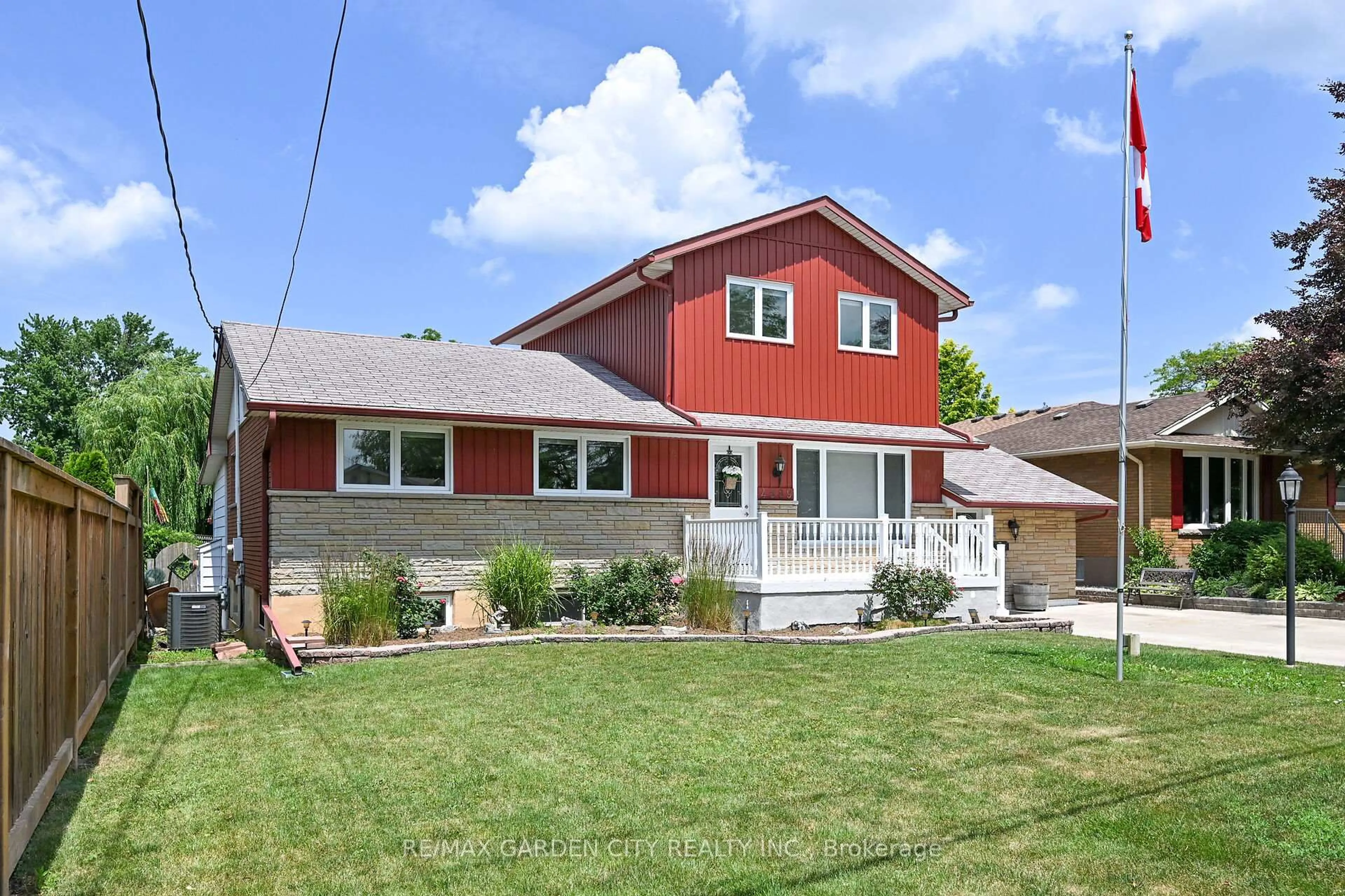 Home with vinyl exterior material, street for 4889 Cherrywood Dr, Lincoln Ontario L3J 0L5