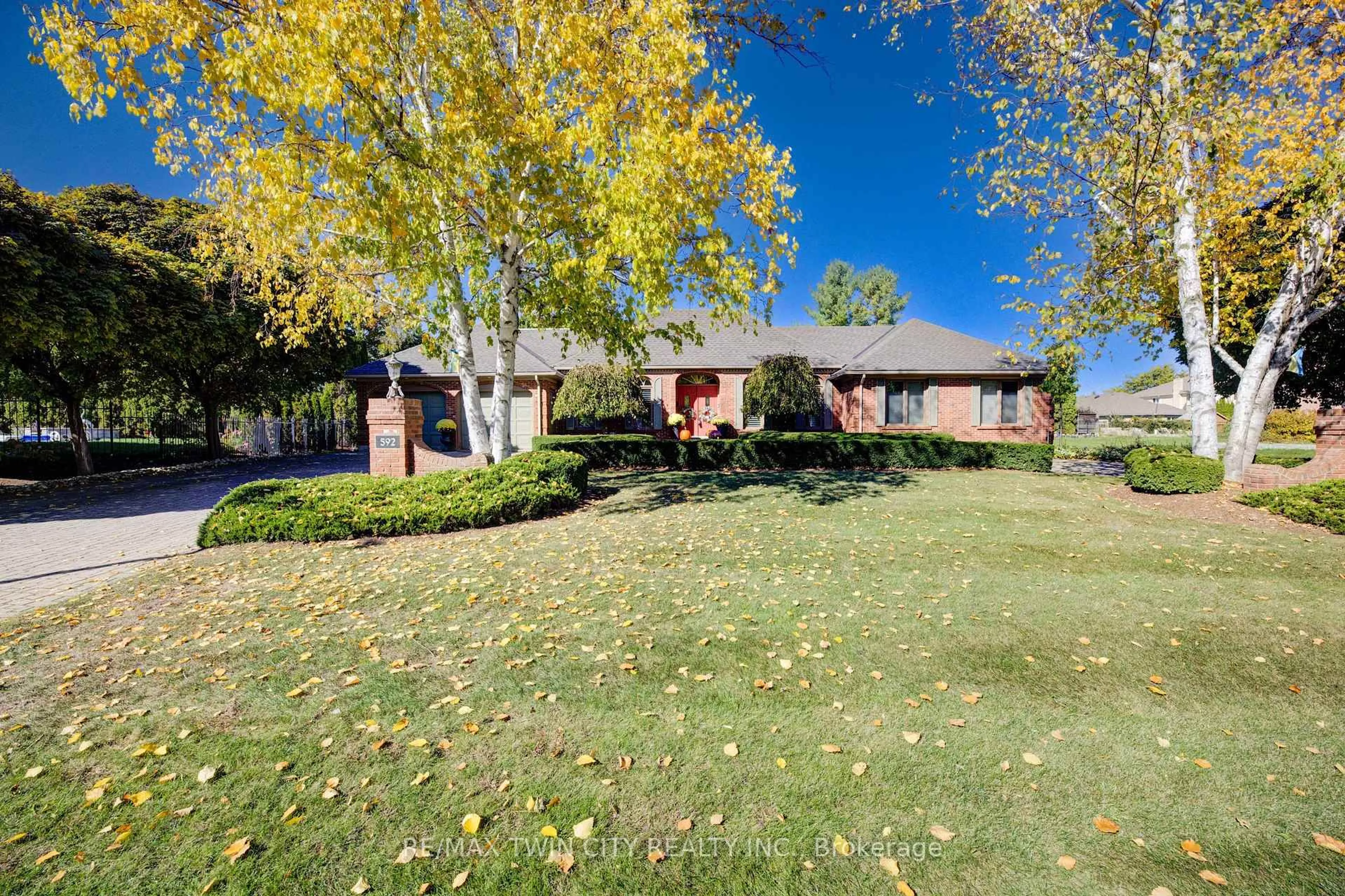 A pic from outside/outdoor area/front of a property/back of a property/a pic from drone, street for 592 Manorwood Crt, Waterloo Ontario N2K 3L7