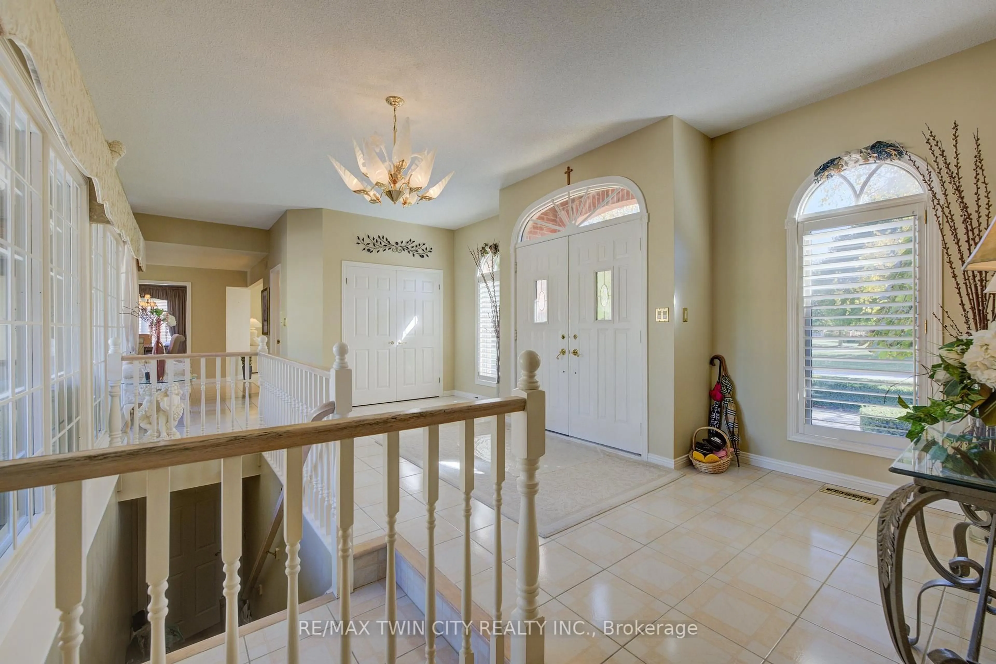 Indoor foyer for 592 Manorwood Crt, Waterloo Ontario N2K 3L7