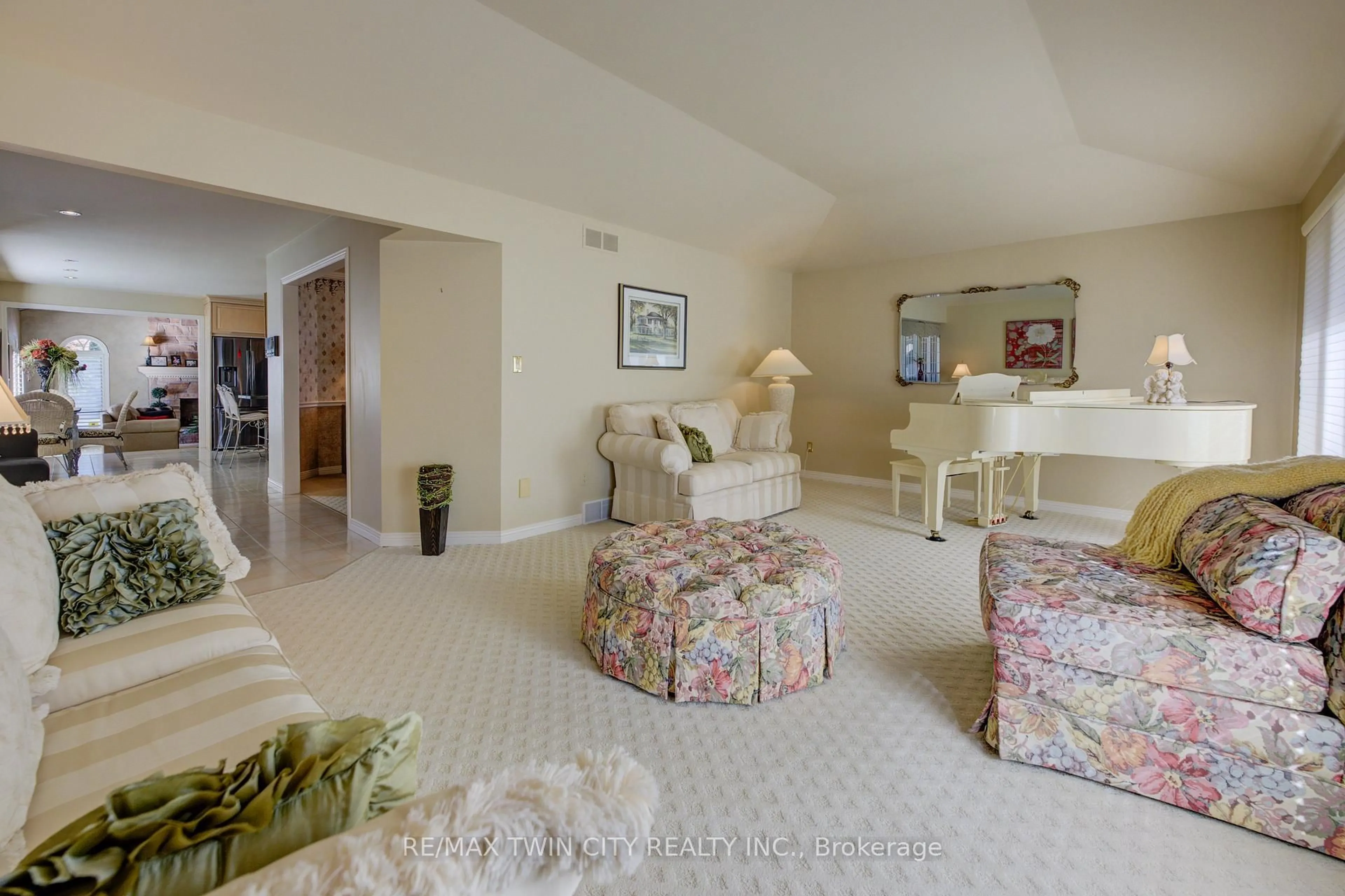 Living room with furniture, carpet floor for 592 Manorwood Crt, Waterloo Ontario N2K 3L7