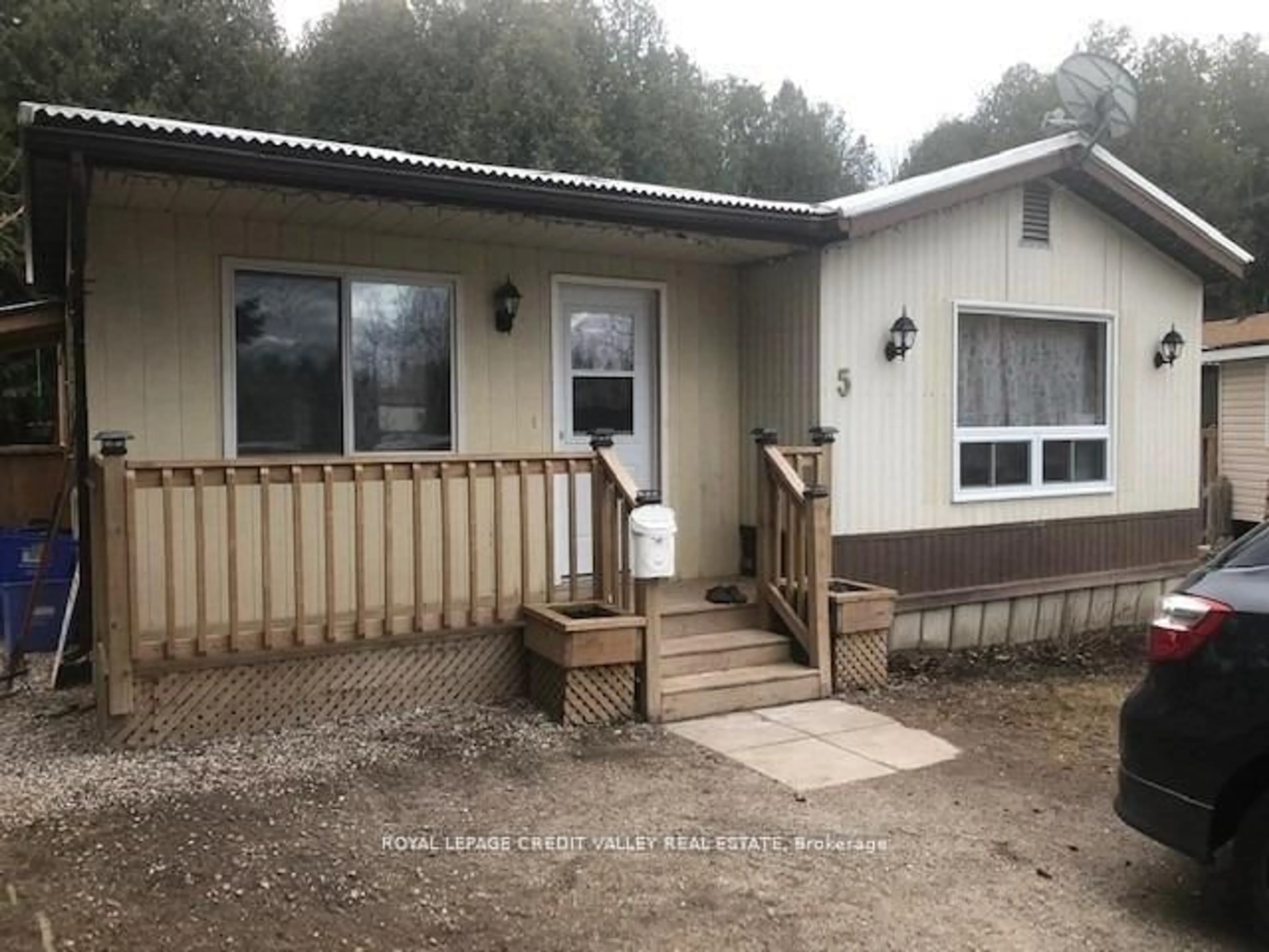 A pic from outside/outdoor area/front of a property/back of a property/a pic from drone, building for 5 Laurel Lane, Erin Ontario N0B 1T0