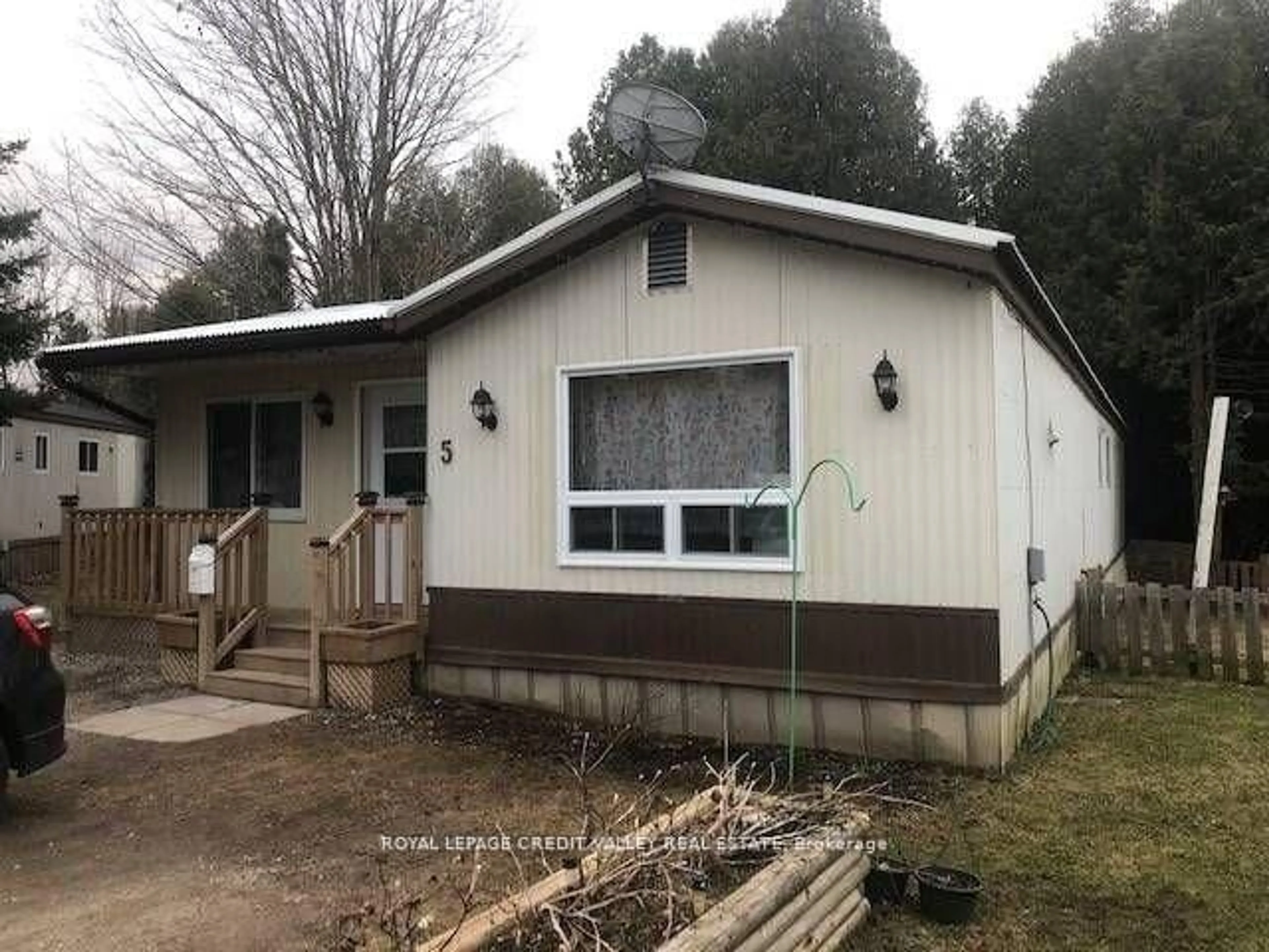 Home with vinyl exterior material, building for 5 Laurel Lane, Erin Ontario N0B 1T0