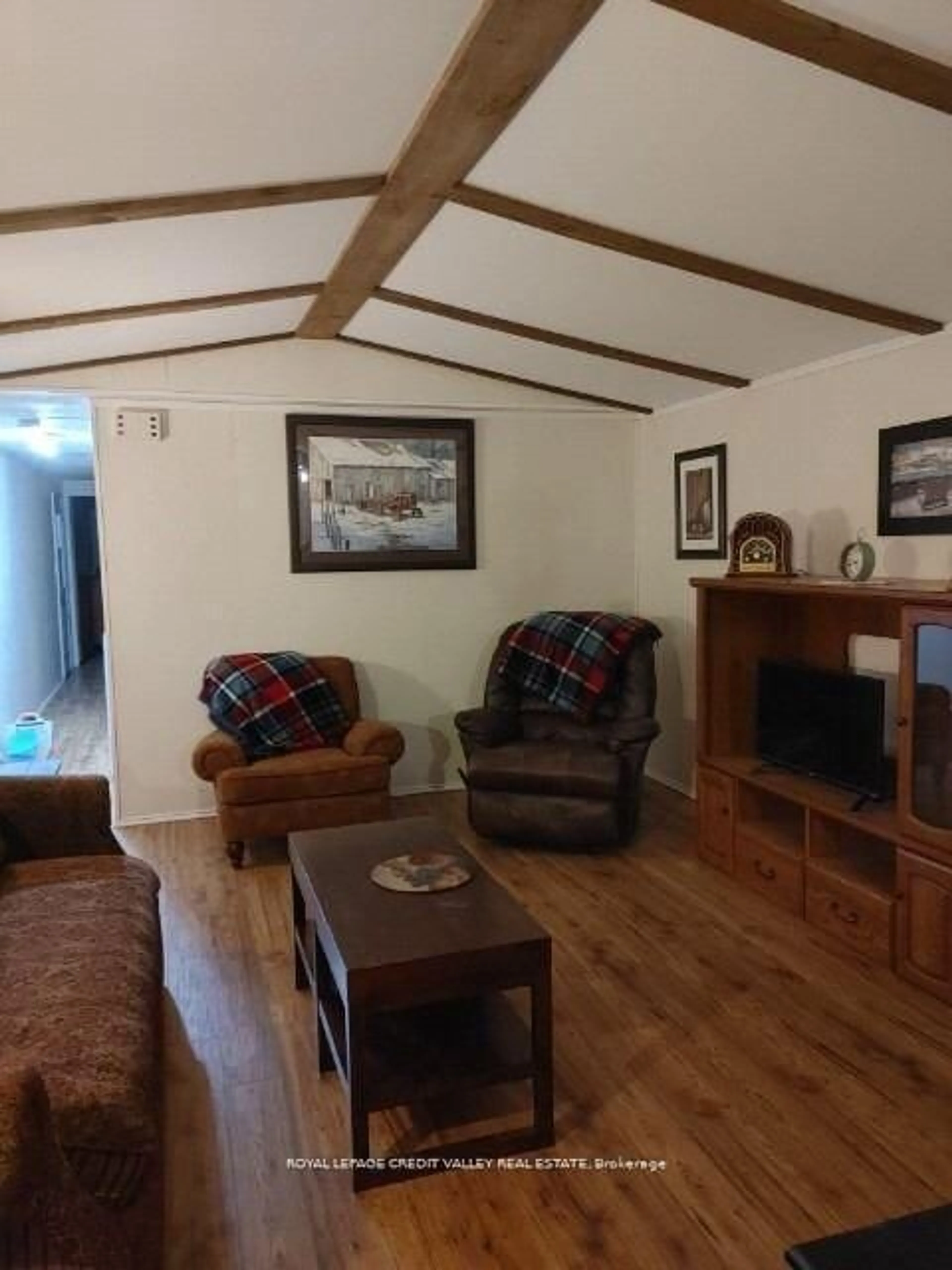 Living room with furniture, wood/laminate floor for 5 Laurel Lane, Erin Ontario N0B 1T0