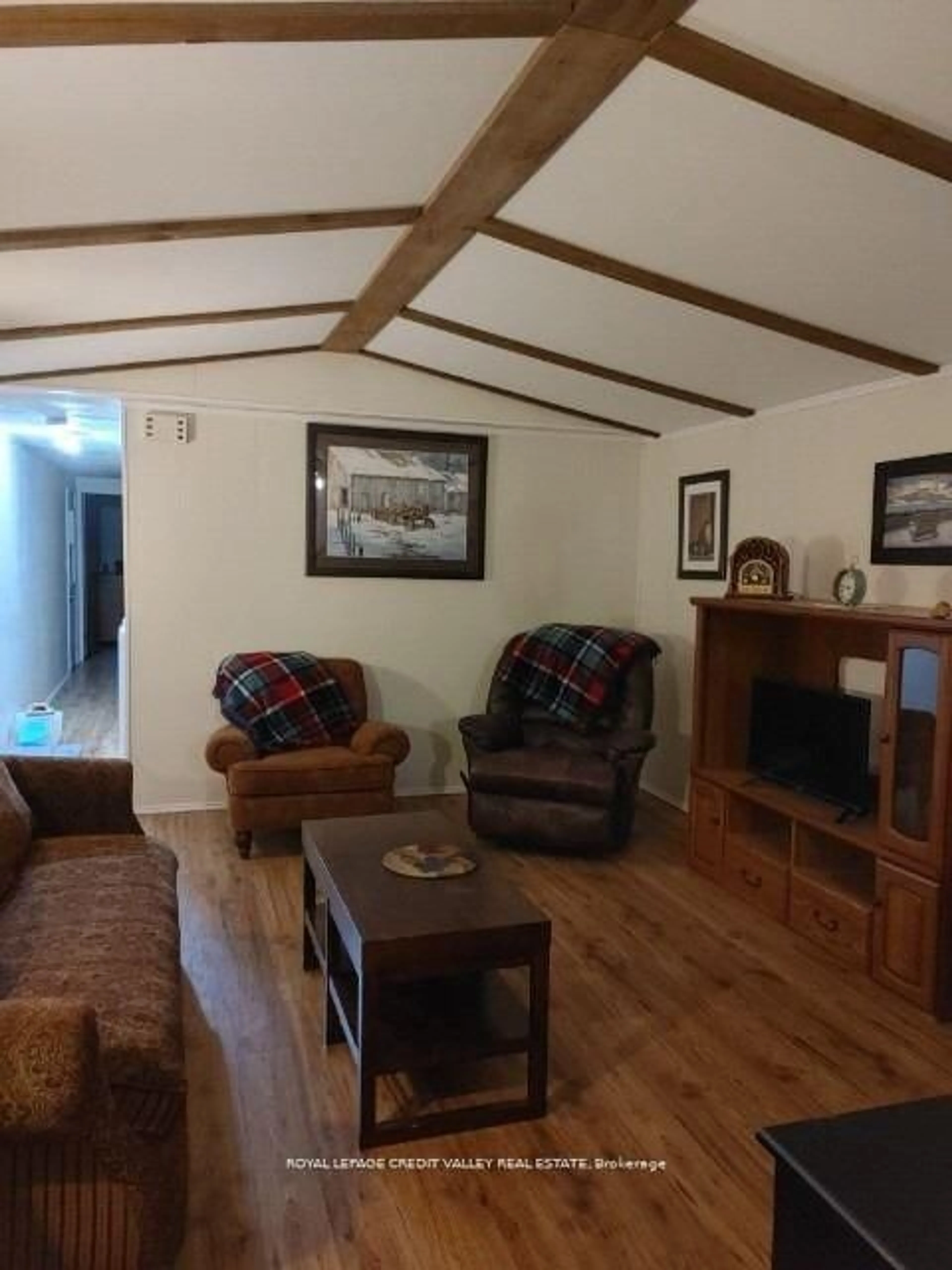 Living room with furniture, wood/laminate floor for 5 Laurel Lane, Erin Ontario N0B 1T0