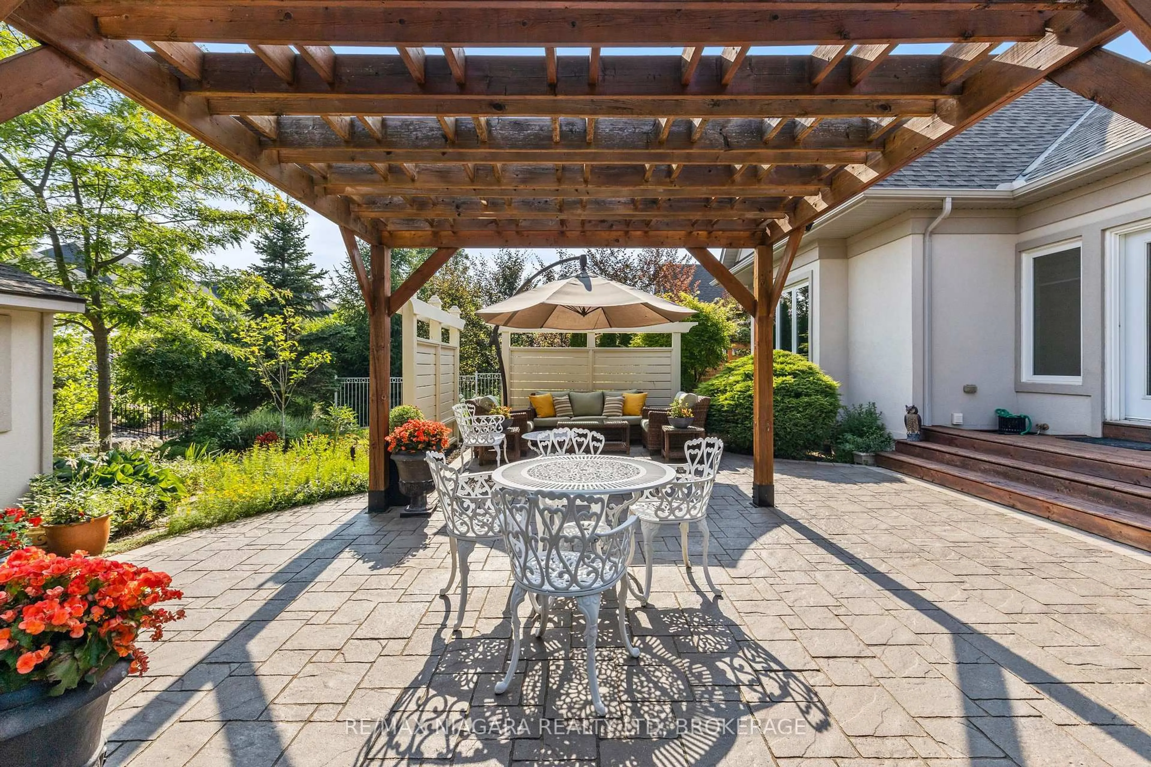 Patio, street for 44 STONERIDGE Cres, Niagara-on-the-Lake Ontario L0S 1J1