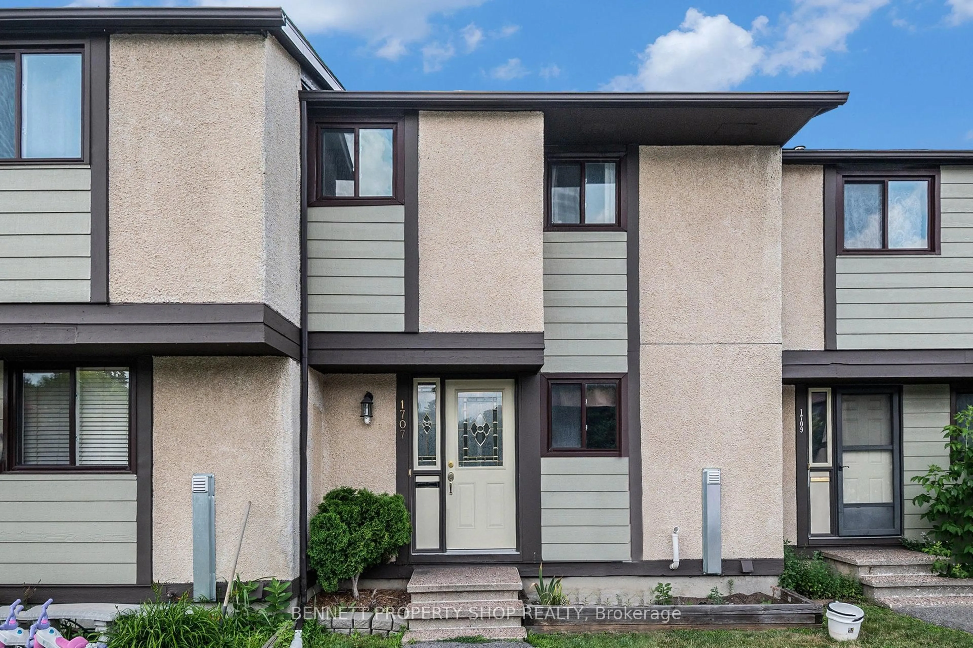 Home with vinyl exterior material, street for 1707 Meadowbrook Rd #57, Ottawa Ontario K1B 4W6