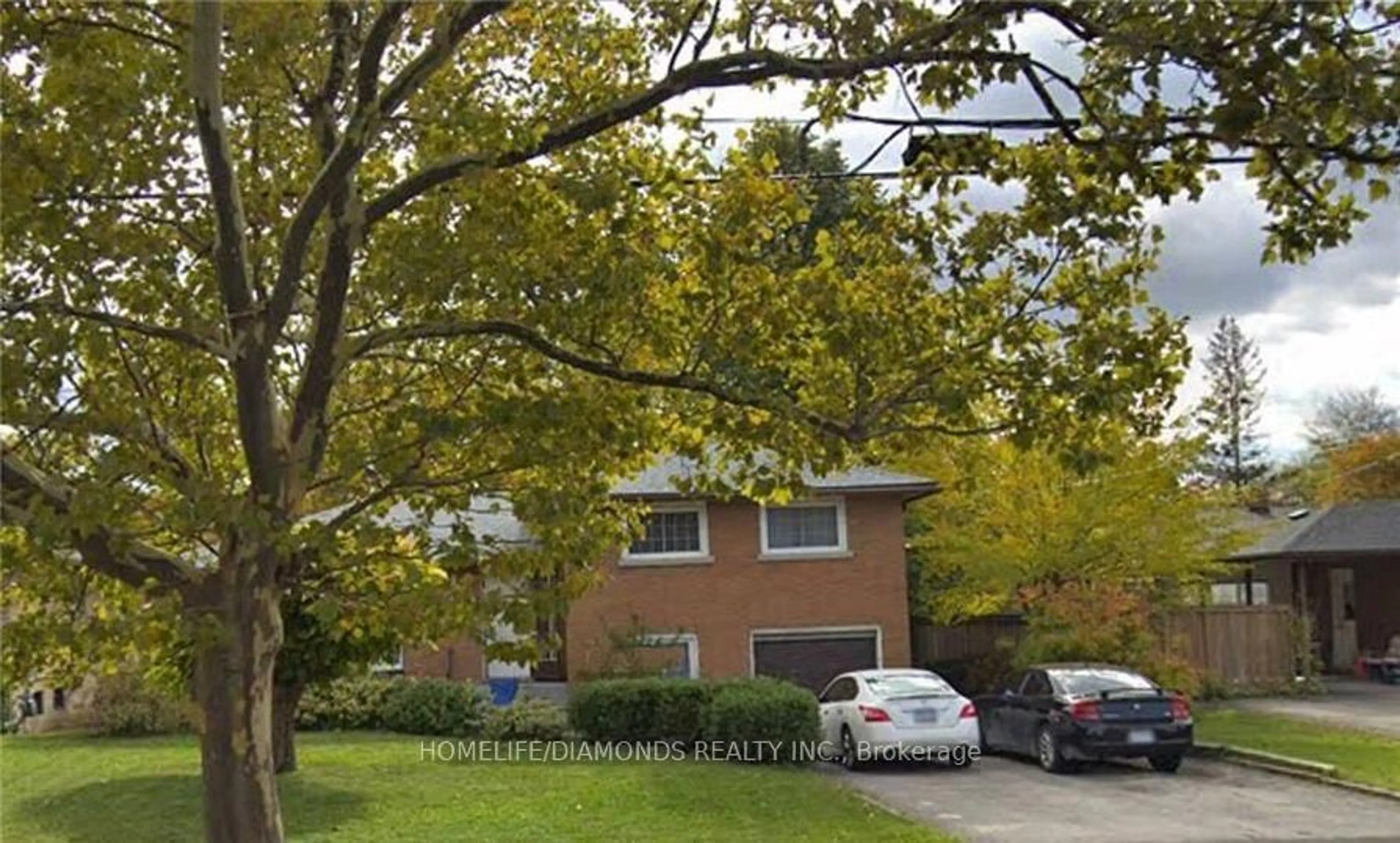 A pic from outside/outdoor area/front of a property/back of a property/a pic from drone, street for 86 GLENDALE Ave, St. Catharines Ontario L2T 2J5