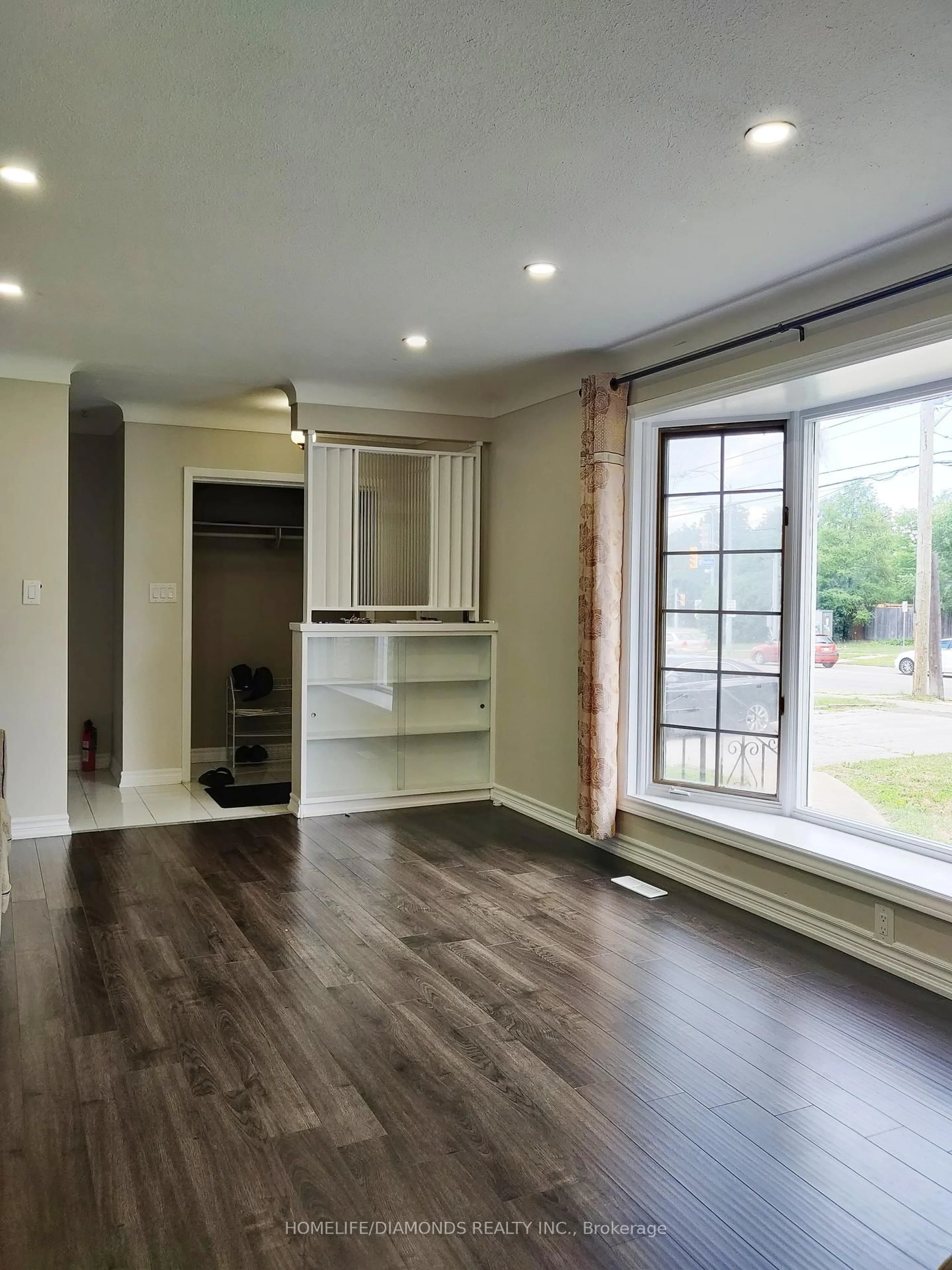 Open concept kitchen, wood/laminate floor for 86 GLENDALE Ave, St. Catharines Ontario L2T 2J5