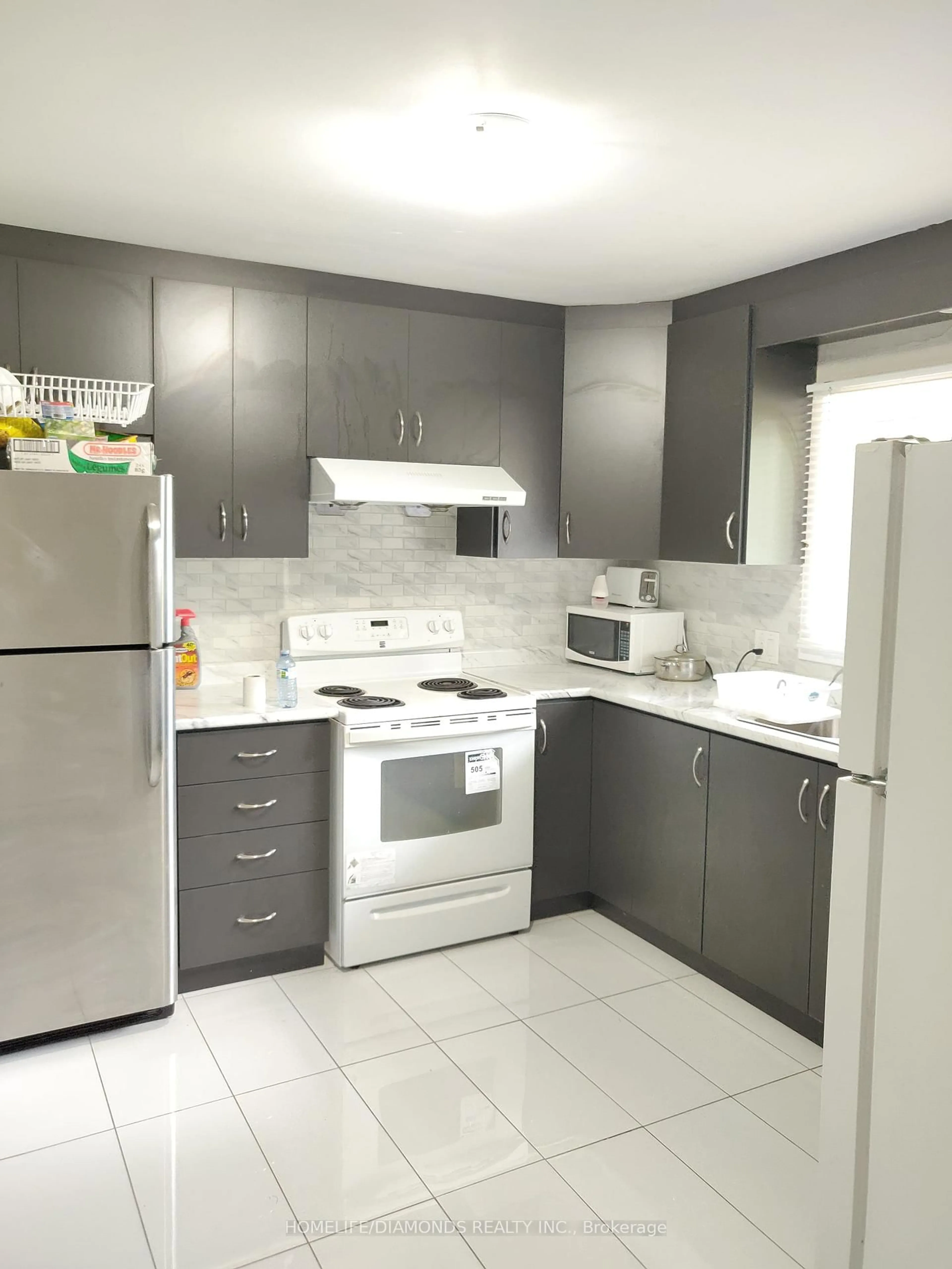 Standard kitchen, unknown for 86 GLENDALE Ave, St. Catharines Ontario L2T 2J5